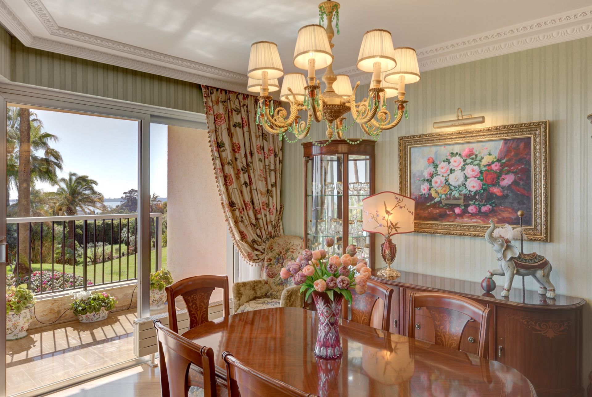 luxury apartment 4 Rooms for sale on CANNES (06400)