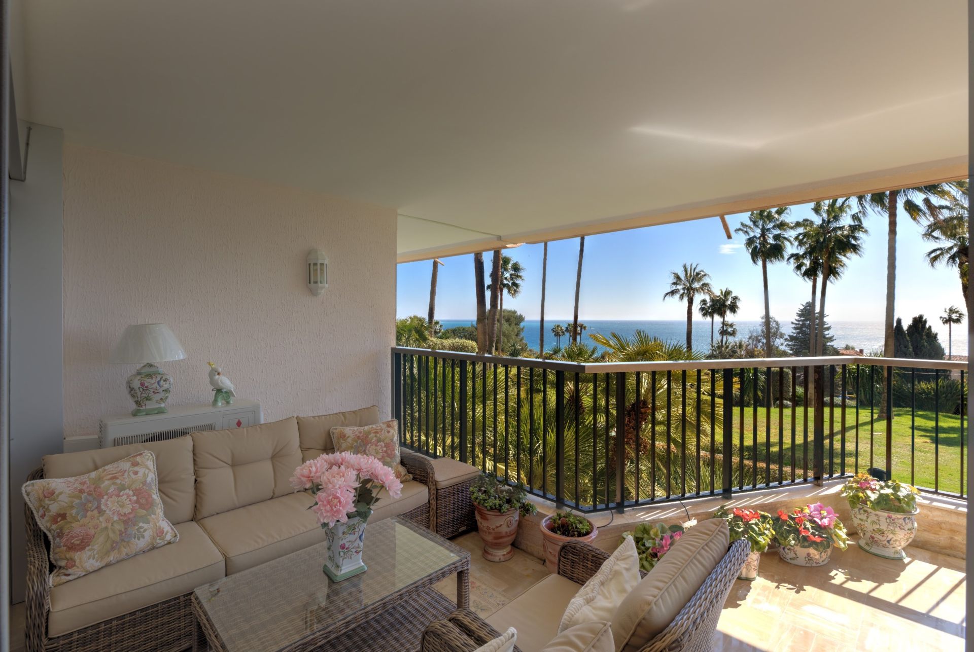 luxury apartment 4 Rooms for sale on CANNES (06400)