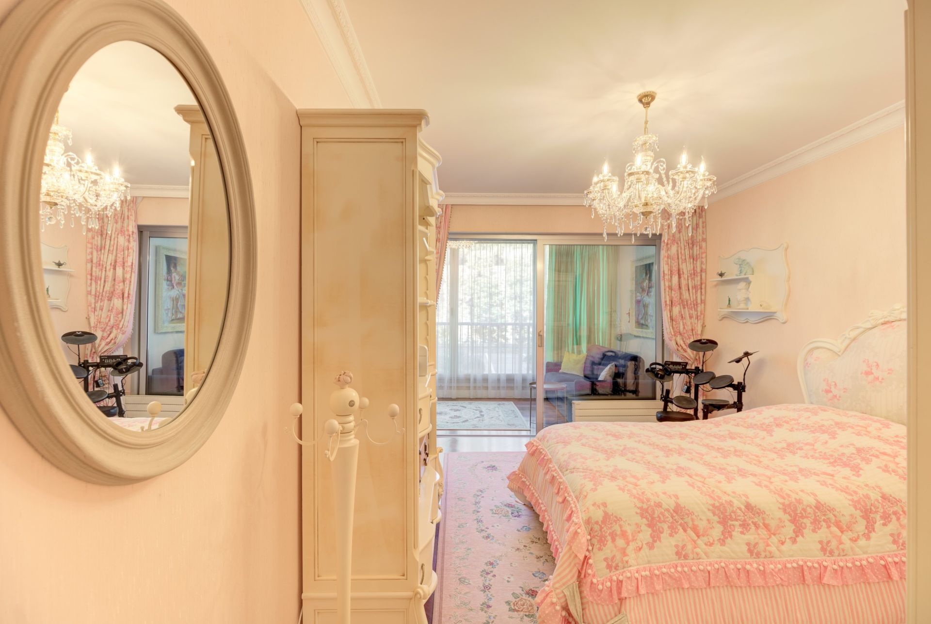 luxury apartment 4 Rooms for sale on CANNES (06400)