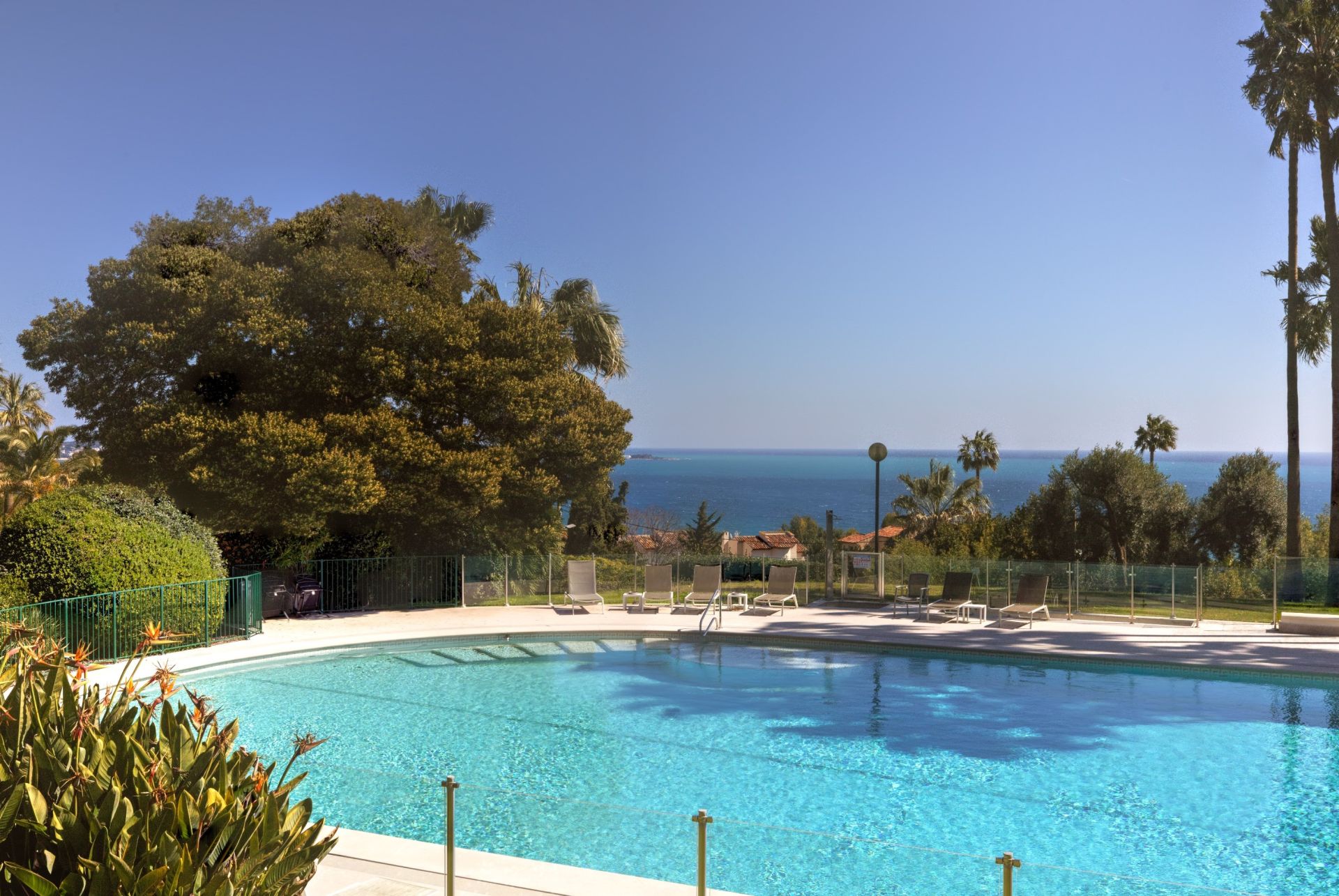luxury apartment 4 Rooms for sale on CANNES (06400)