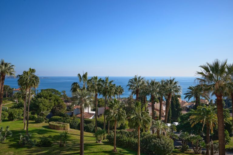 luxury apartment 4 Rooms for sale on CANNES (06400)