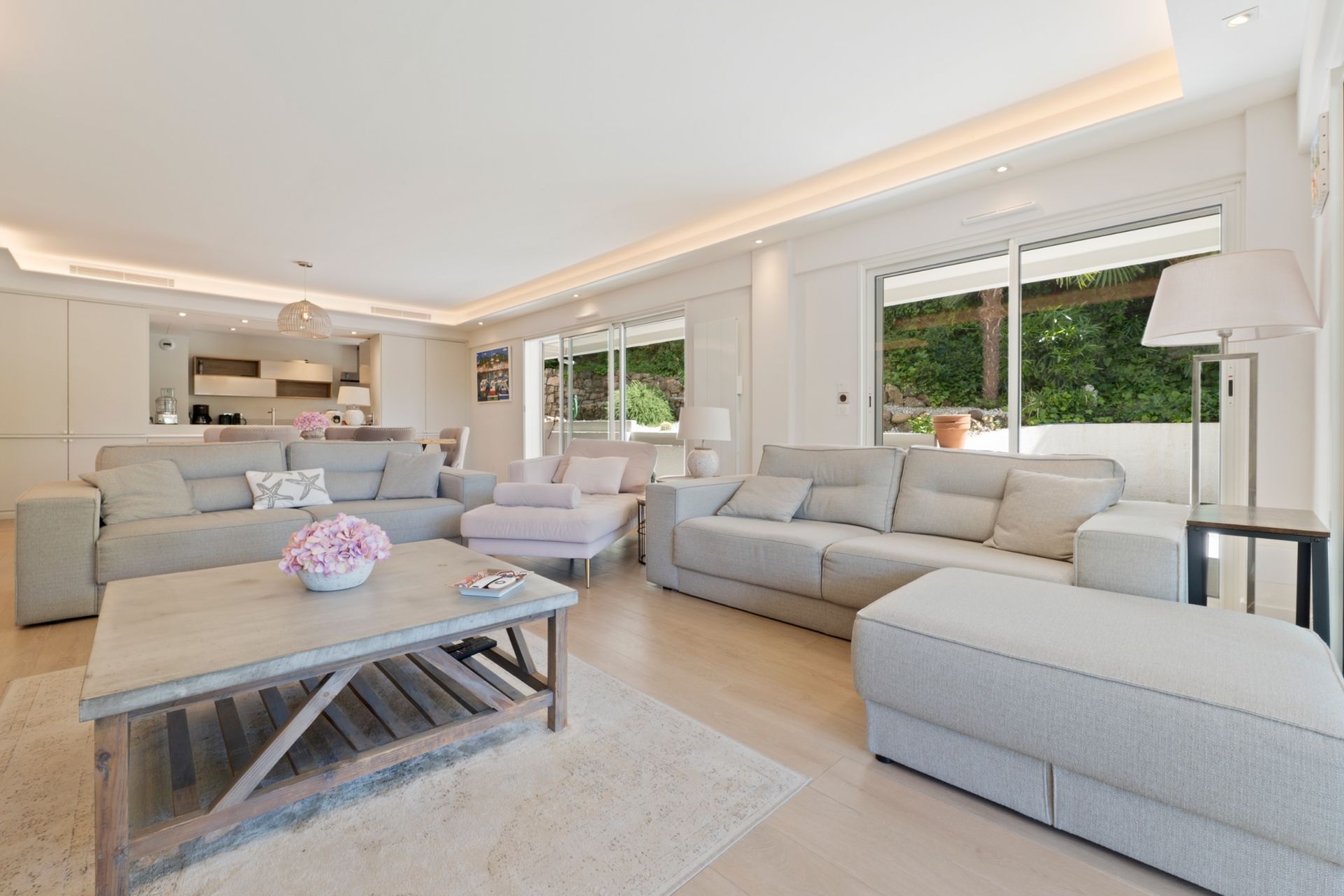 luxury apartment 5 Rooms for sale on CANNES (06400)