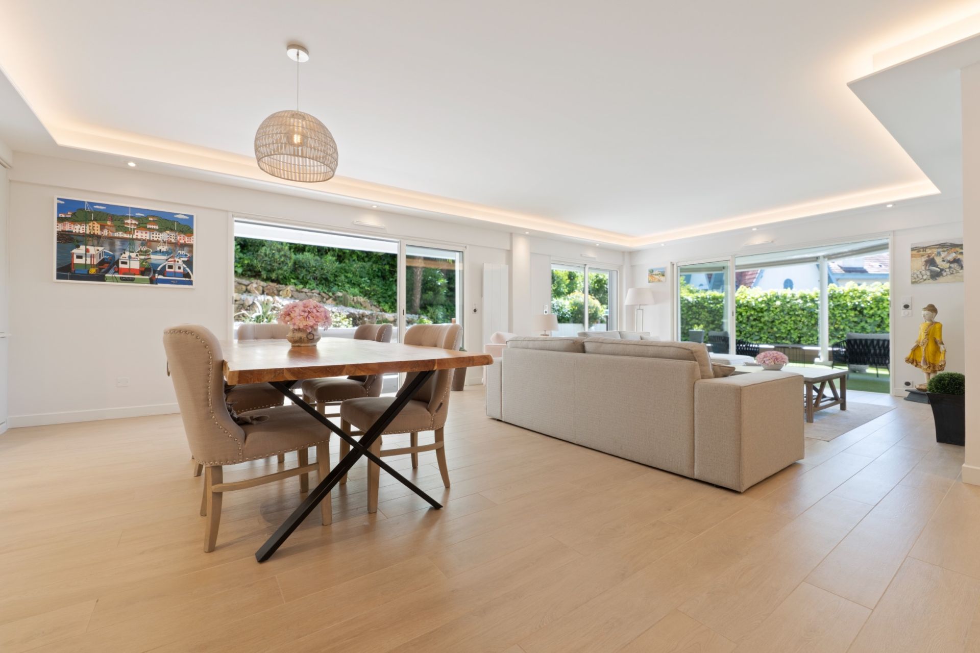 luxury apartment 5 Rooms for sale on CANNES (06400)