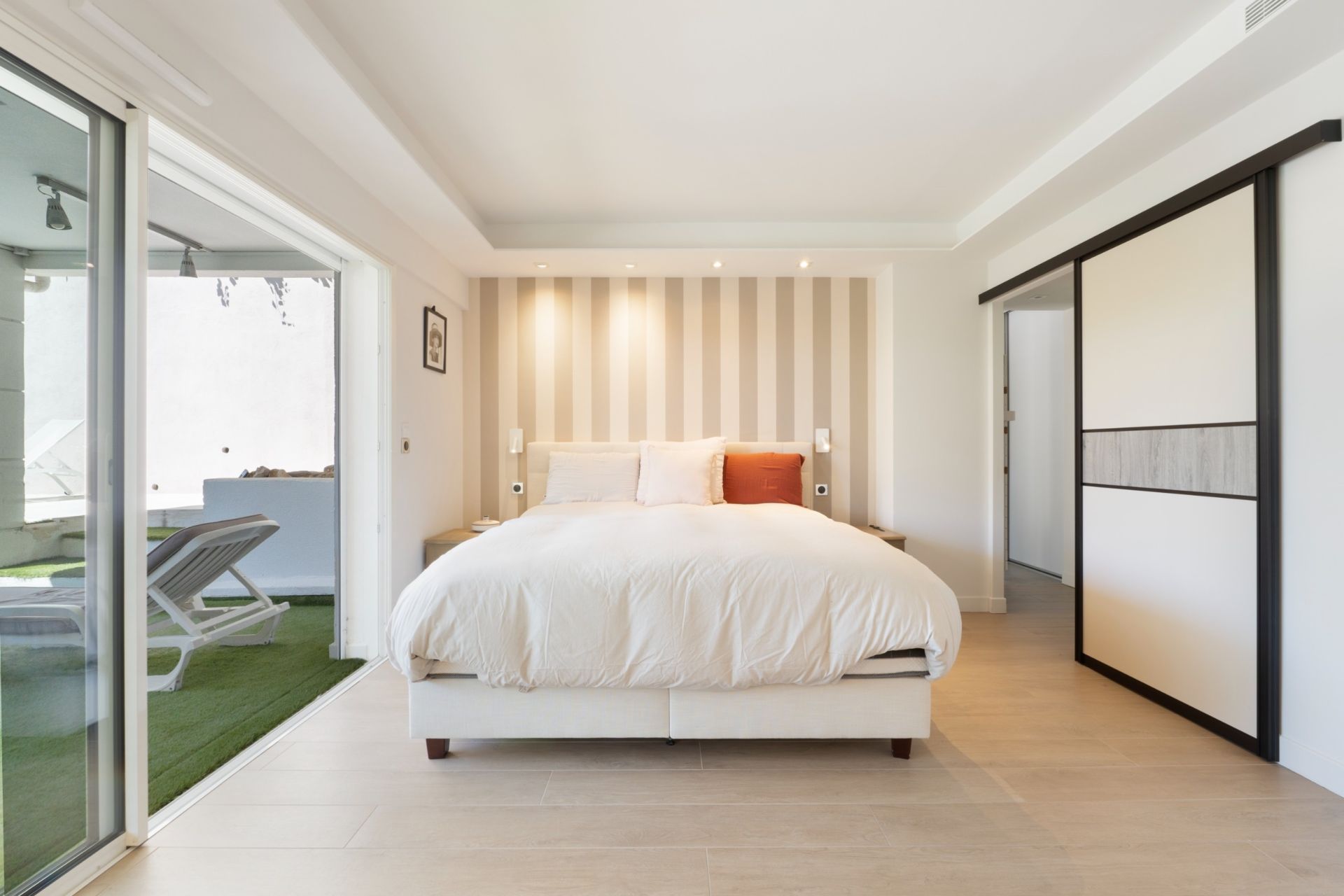 luxury apartment 5 Rooms for sale on CANNES (06400)