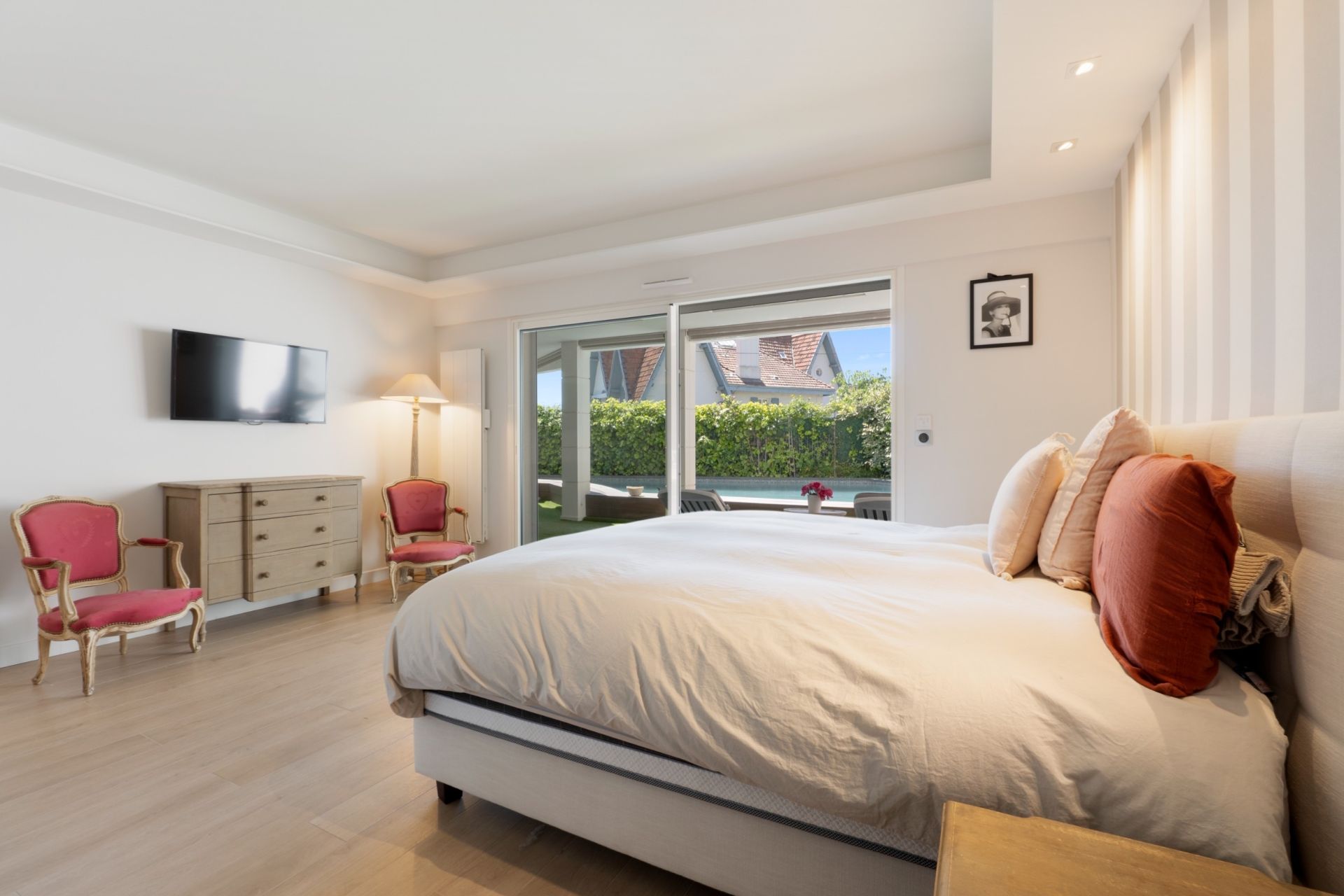 luxury apartment 5 Rooms for sale on CANNES (06400)