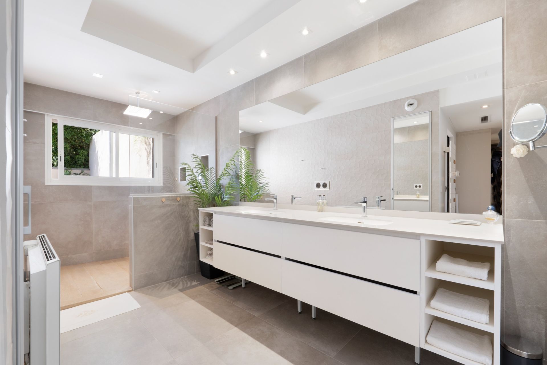 luxury apartment 5 Rooms for sale on CANNES (06400)