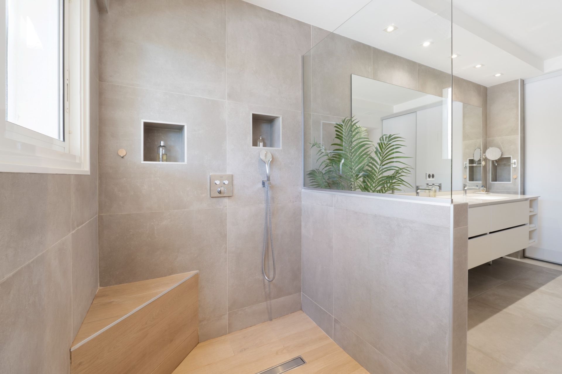 luxury apartment 5 Rooms for sale on CANNES (06400)