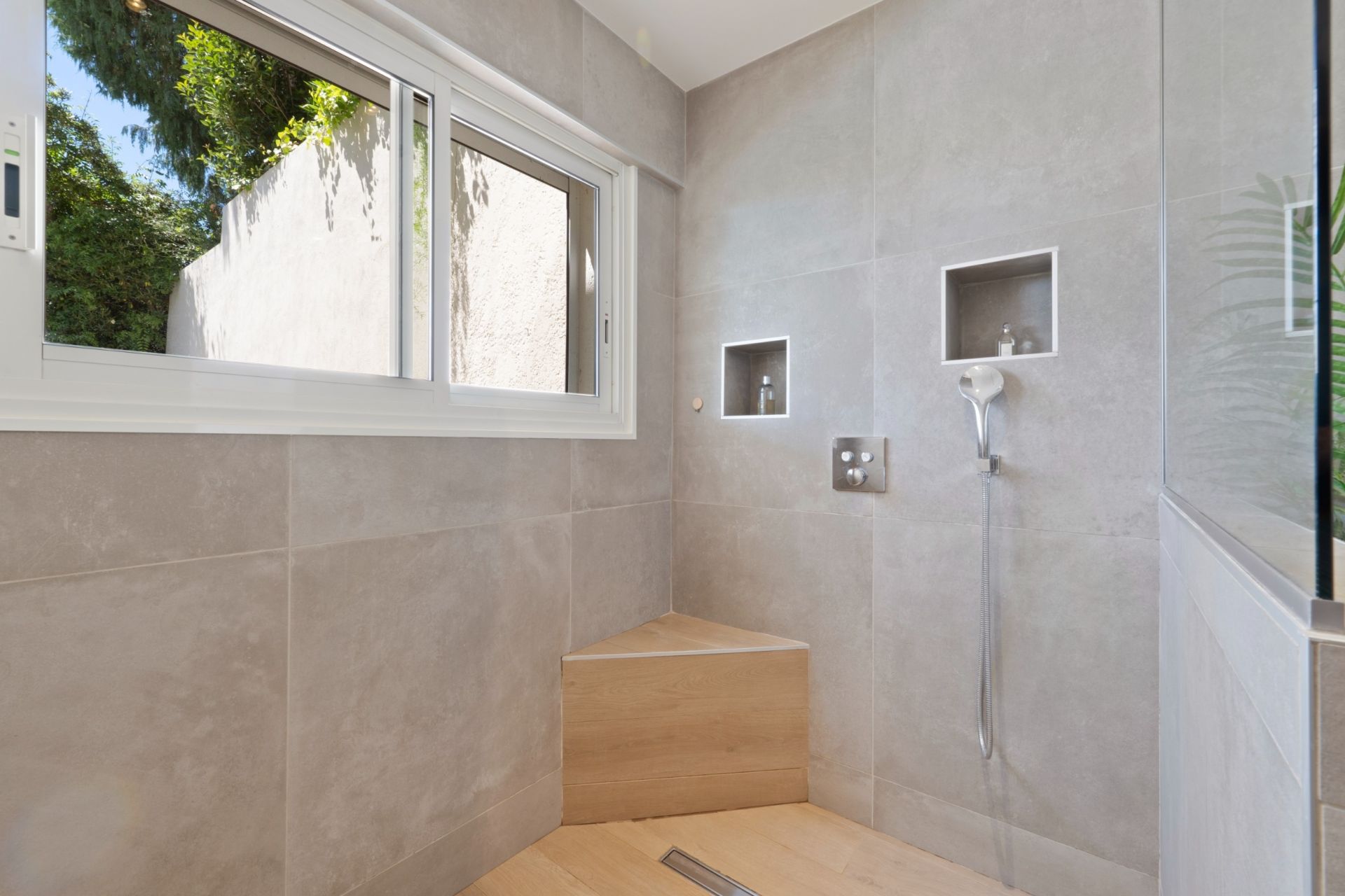 luxury apartment 5 Rooms for sale on CANNES (06400)