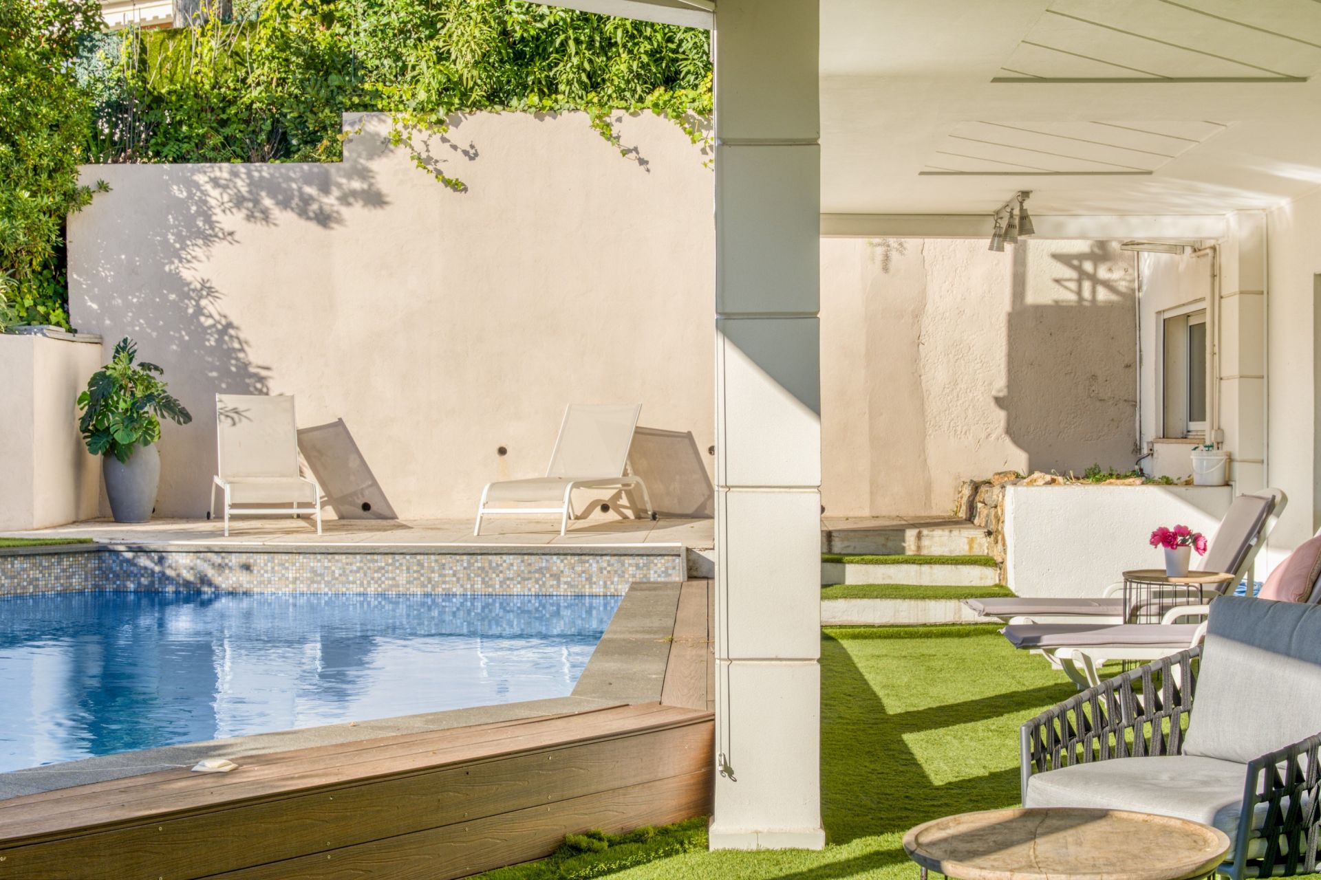 luxury apartment 5 Rooms for sale on CANNES (06400)