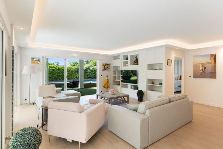 luxury apartment 5 Rooms for sale on CANNES (06400)