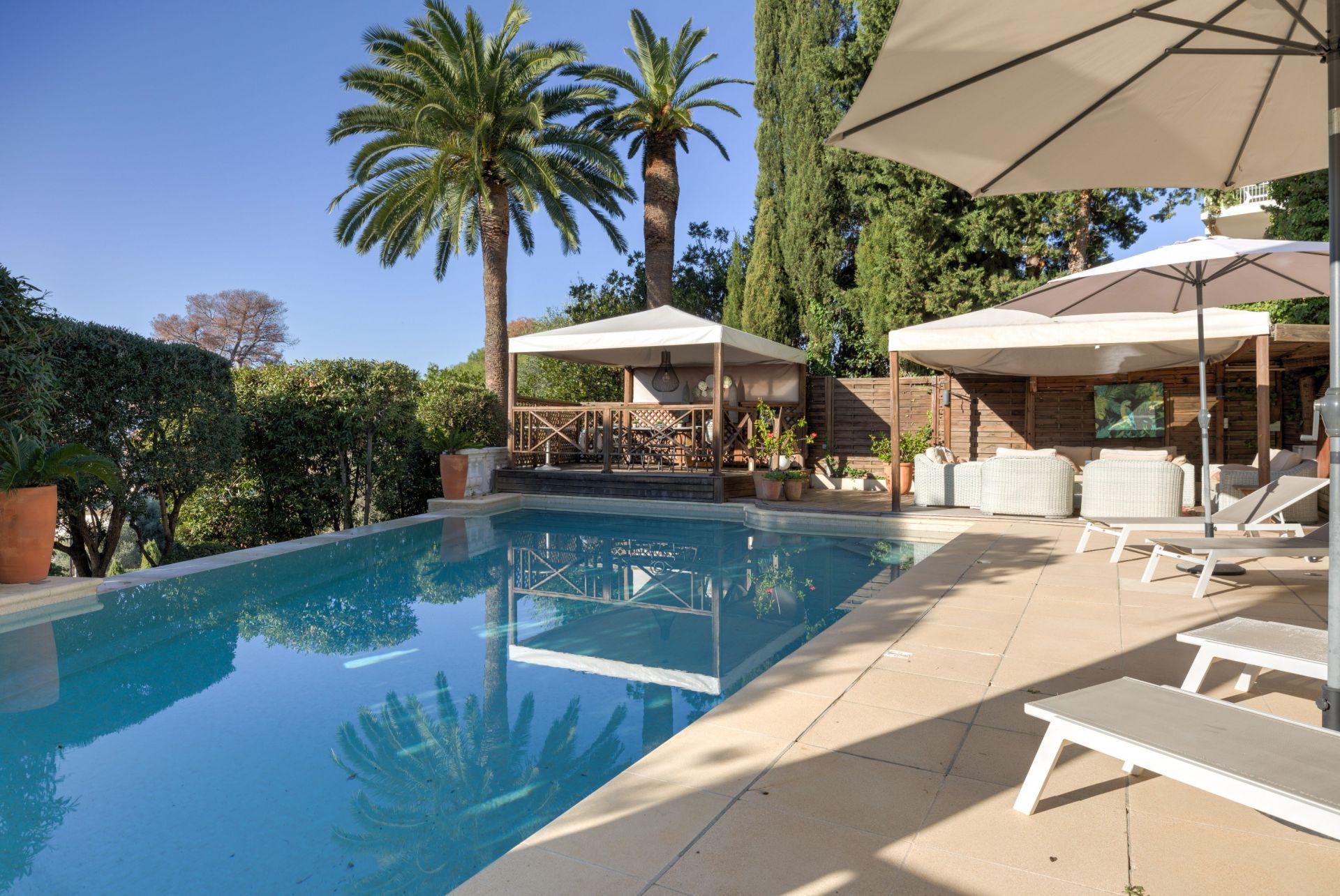 luxury house 6 Rooms for sale on LE CANNET (06110)