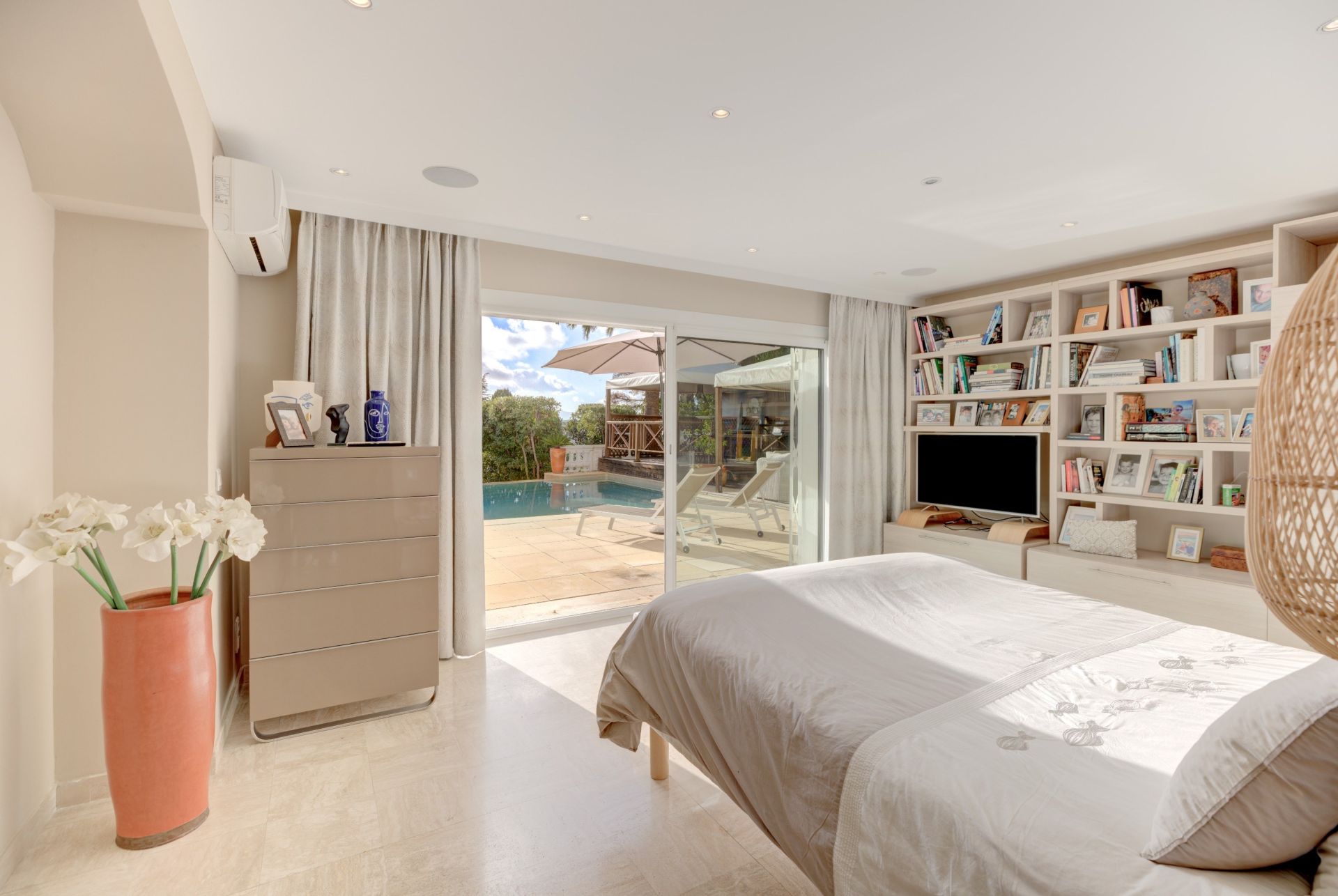 luxury house 6 Rooms for sale on LE CANNET (06110)