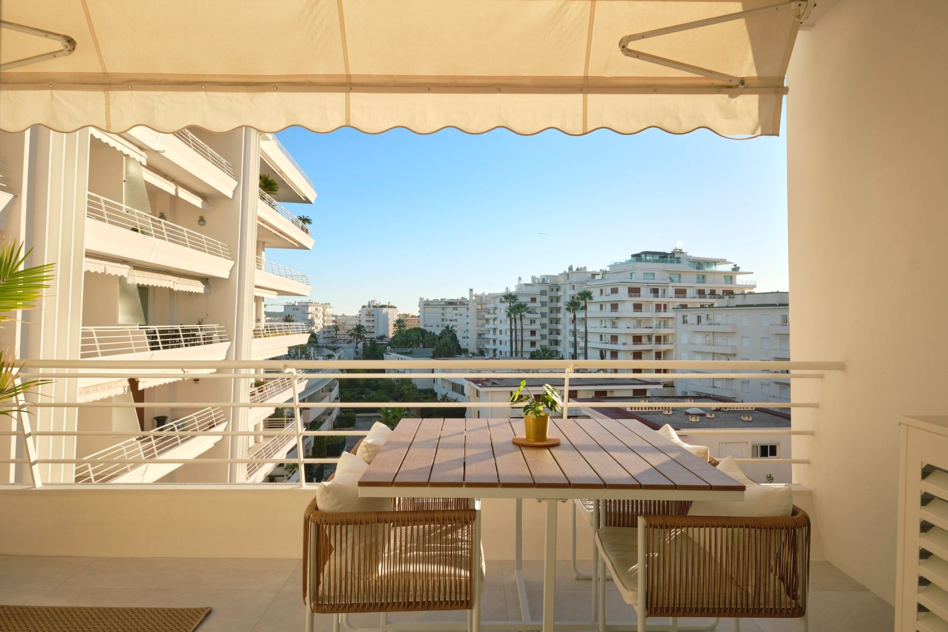 luxury apartment 2 Rooms for sale on CANNES (06400)