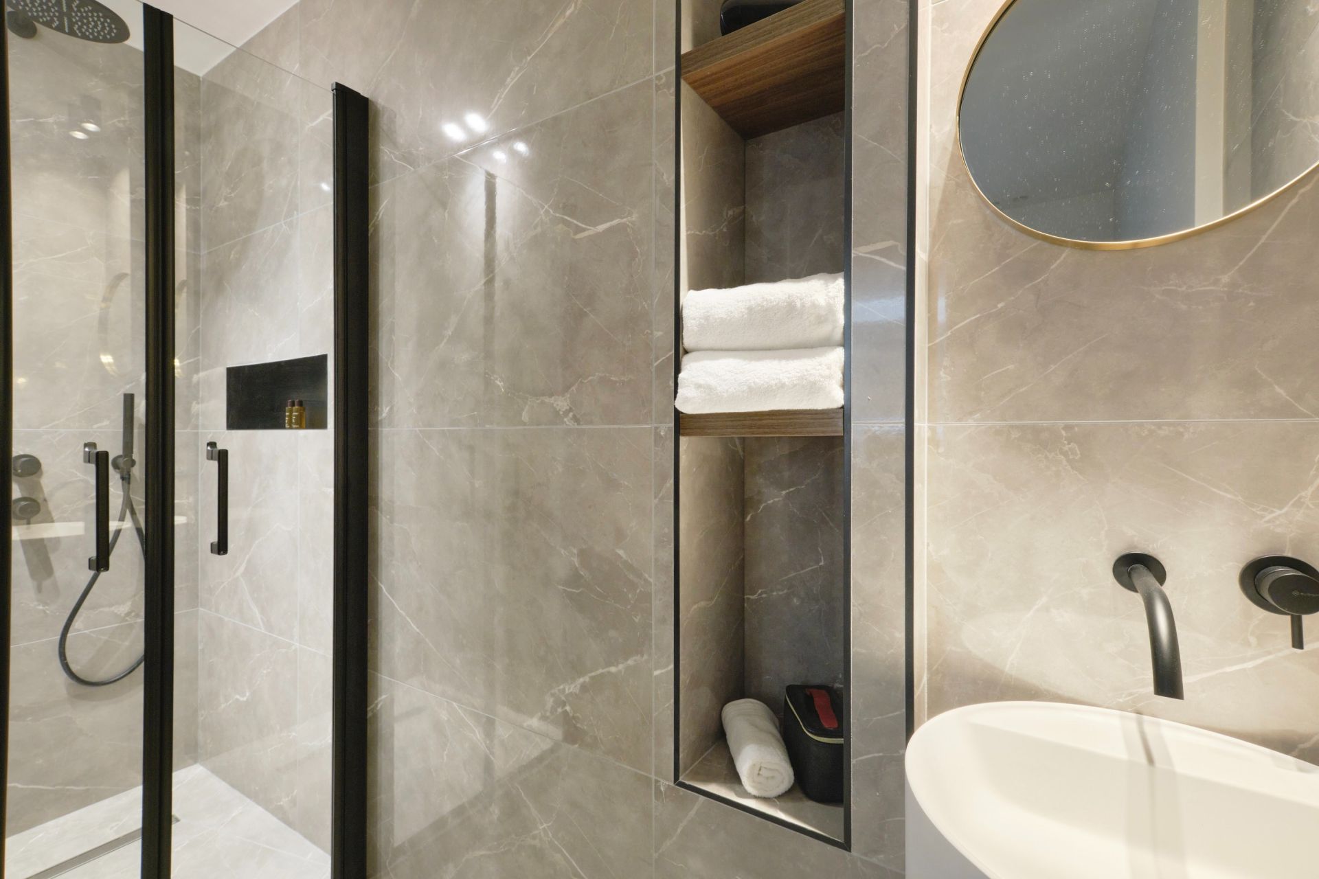 luxury apartment 2 Rooms for sale on CANNES (06400)