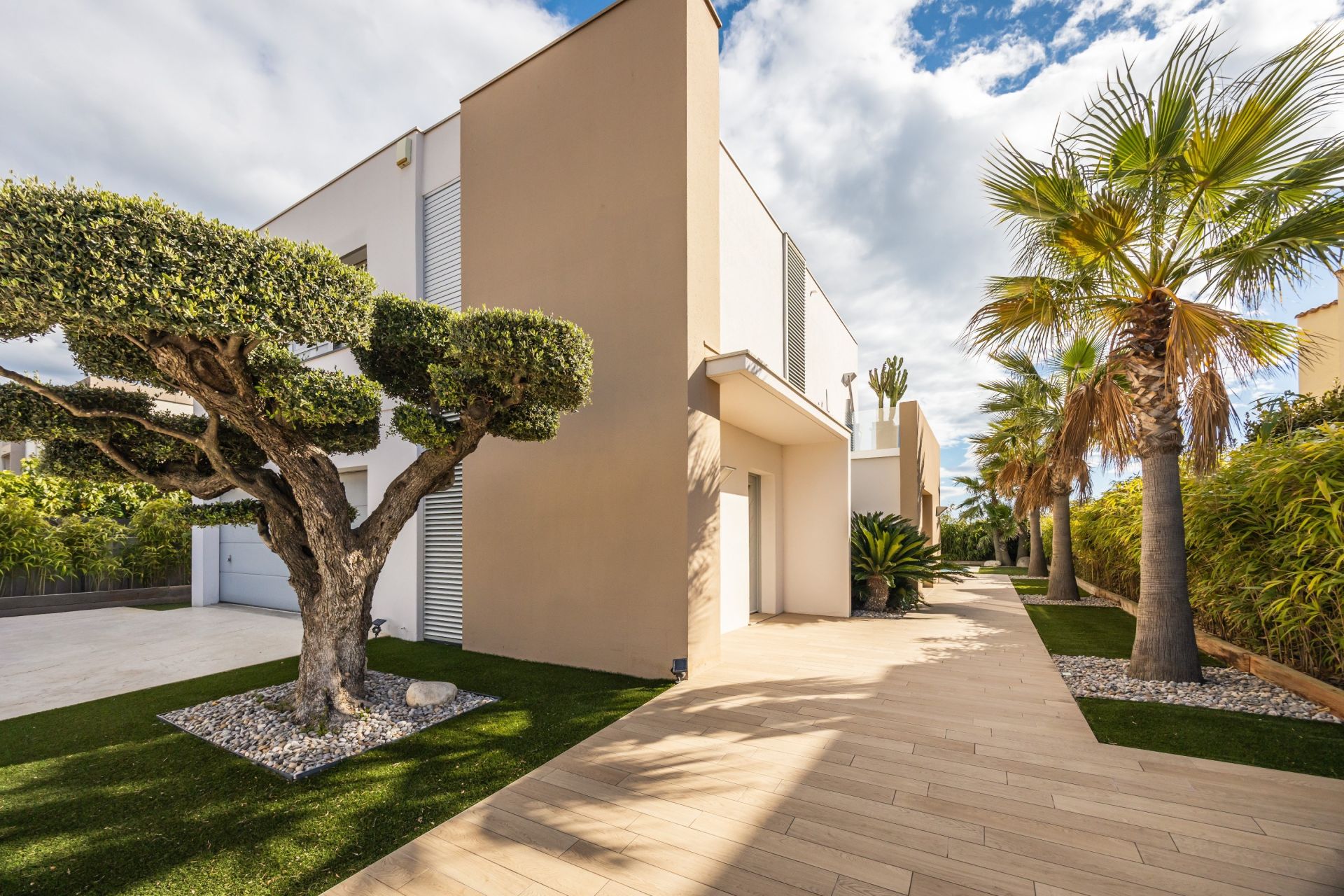 luxury house 4 Rooms for sale on ST CYPRIEN PLAGE (66750)