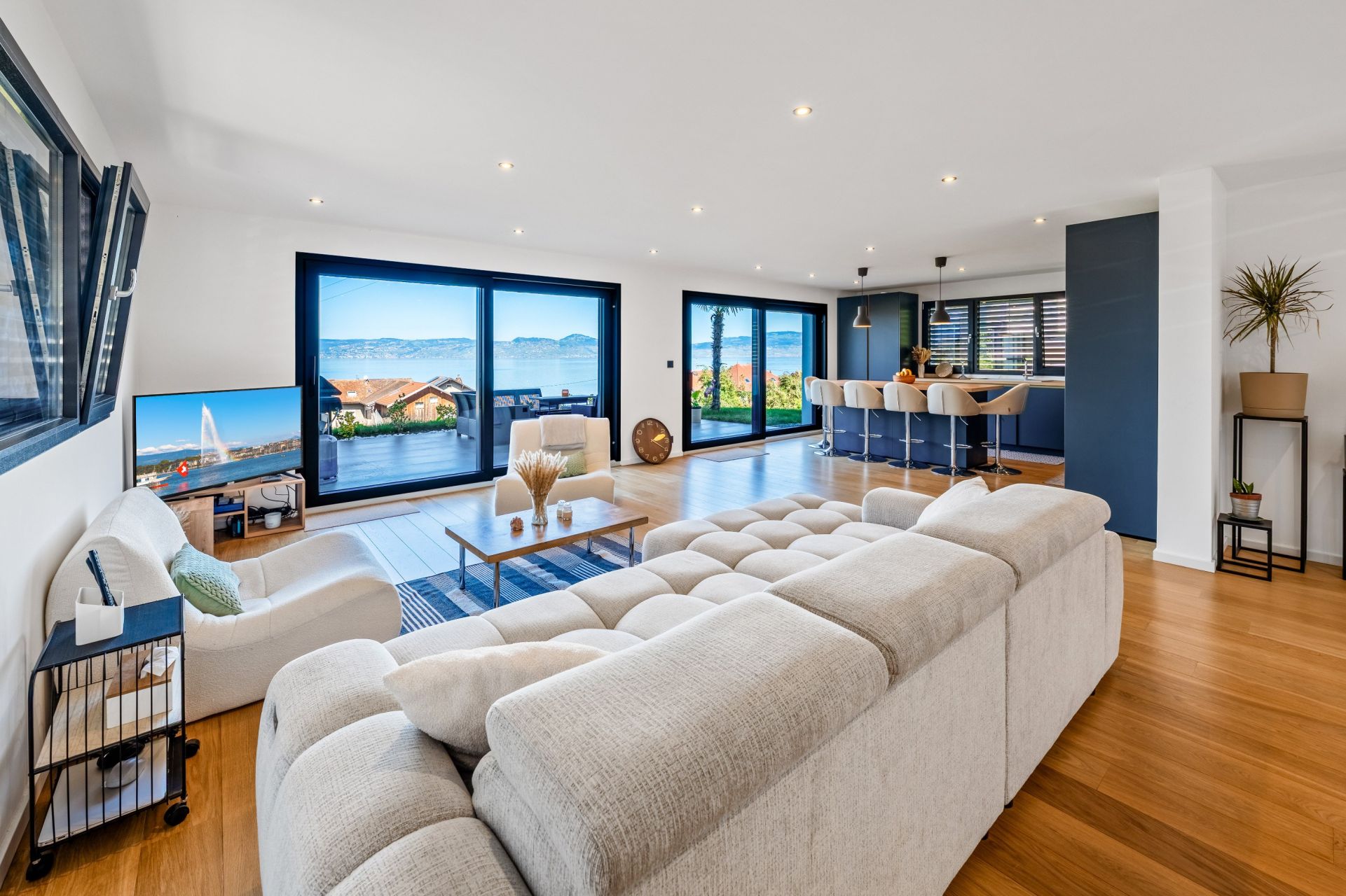 luxury house 6 Rooms for sale on LUGRIN (74500)