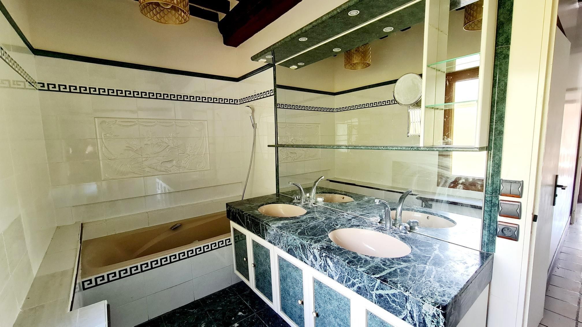 luxury house 6 Rooms for sale on PONT L EVEQUE (14130)