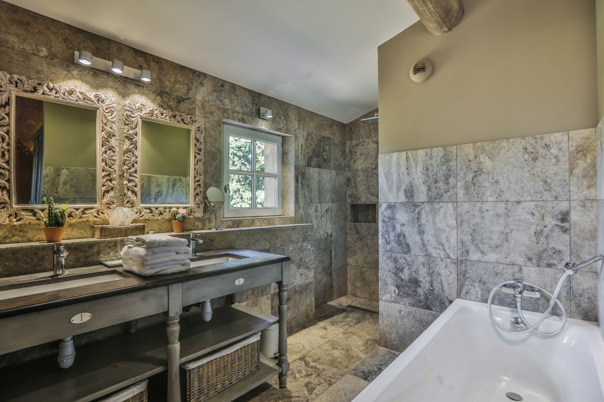 luxury property 21 Rooms for sale on LORIOL DU COMTAT (84870)