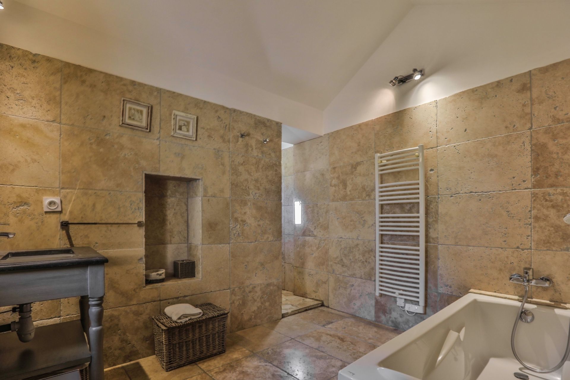 propriété de luxe 21 Pièces en vente sur LORIOL DU COMTAT (84870)