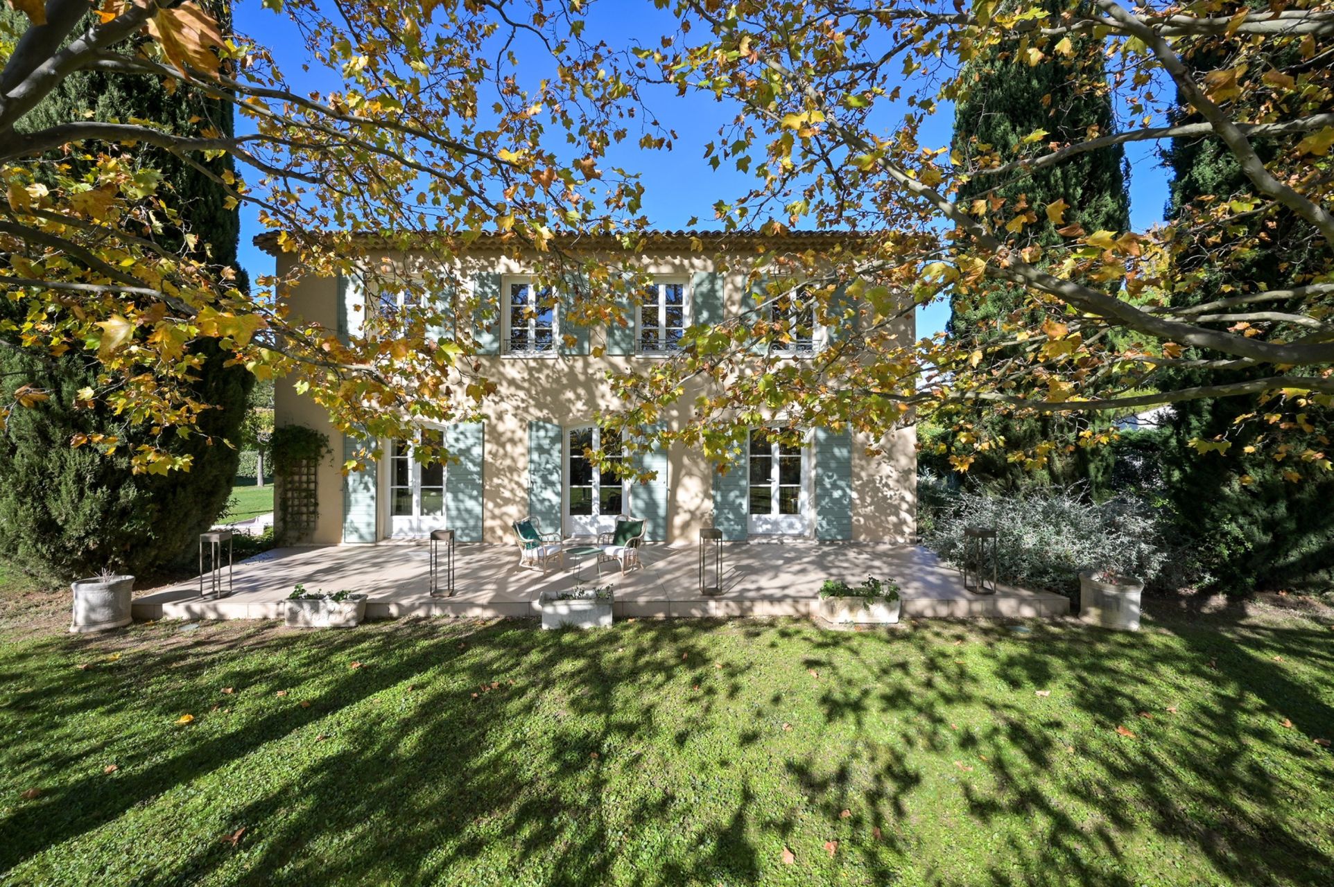 luxury house 8 Rooms for sale on AIX EN PROVENCE (13090)