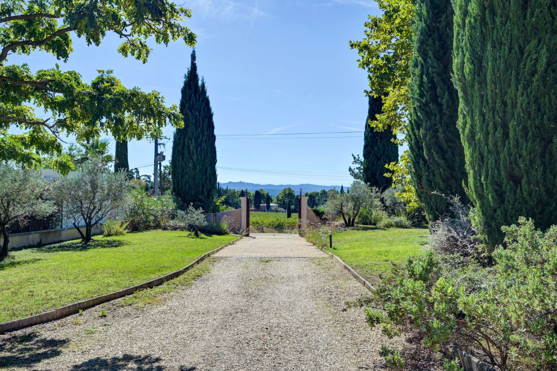 luxury house 8 Rooms for sale on AIX EN PROVENCE (13090)