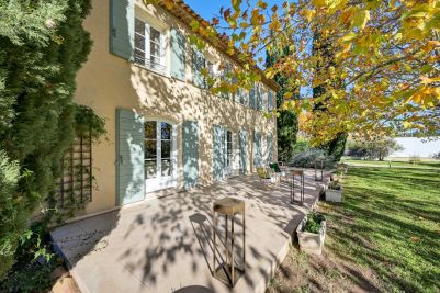 Sale Luxury house Aix-en-Provence 8 Rooms 225 m²