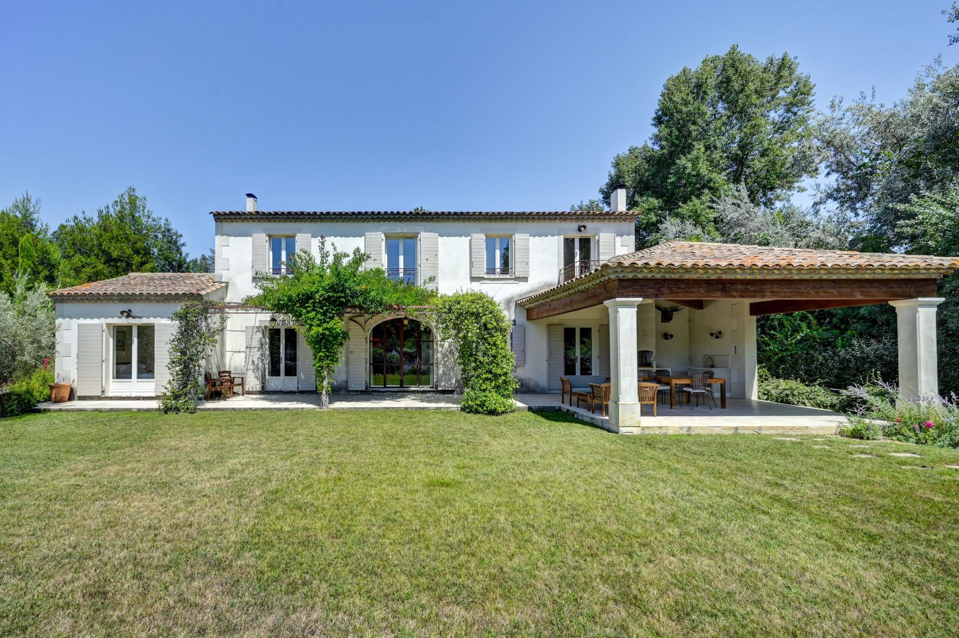 luxury house 6 Rooms for sale on ST REMY DE PROVENCE (13210)