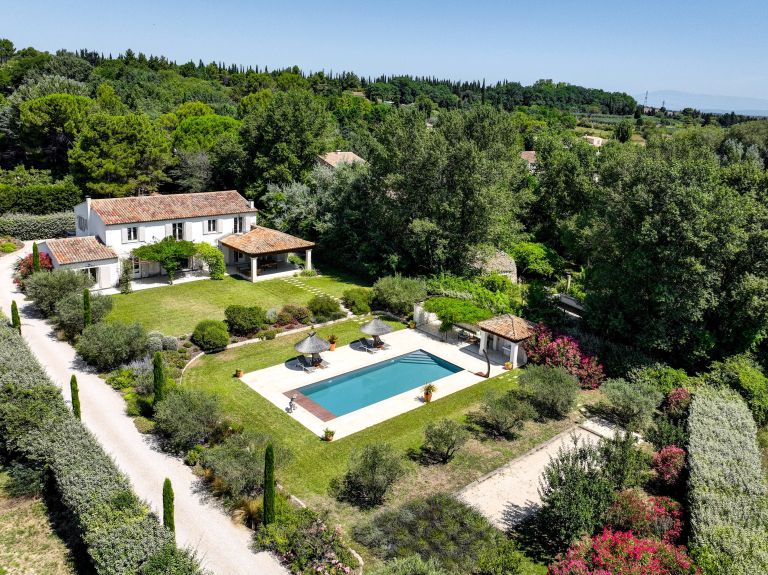 luxury house 6 Rooms for sale on ST REMY DE PROVENCE (13210)