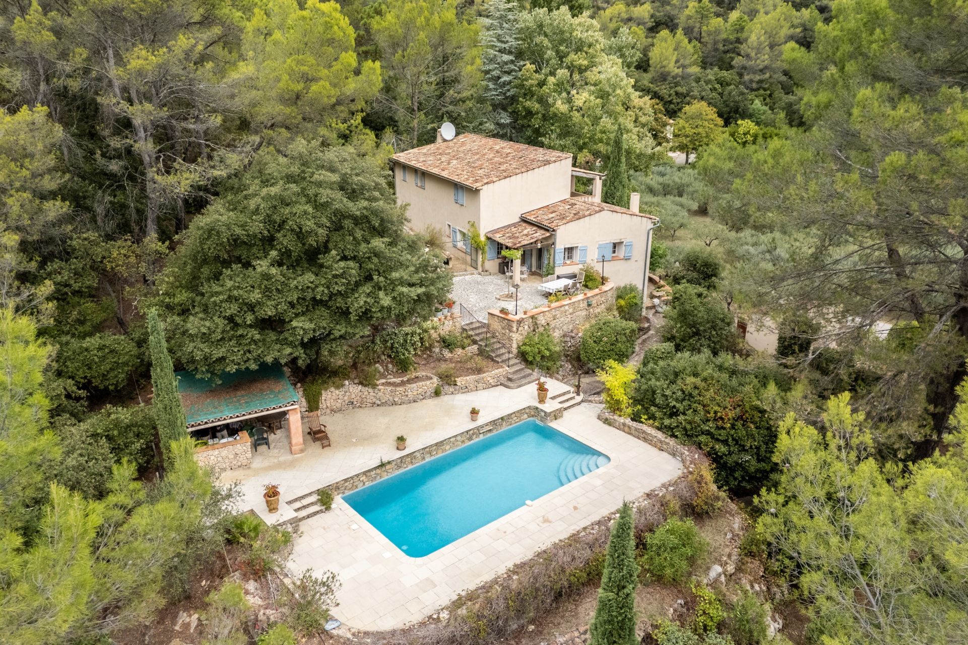 luxury property 10 Rooms for sale on SALERNES (83690)