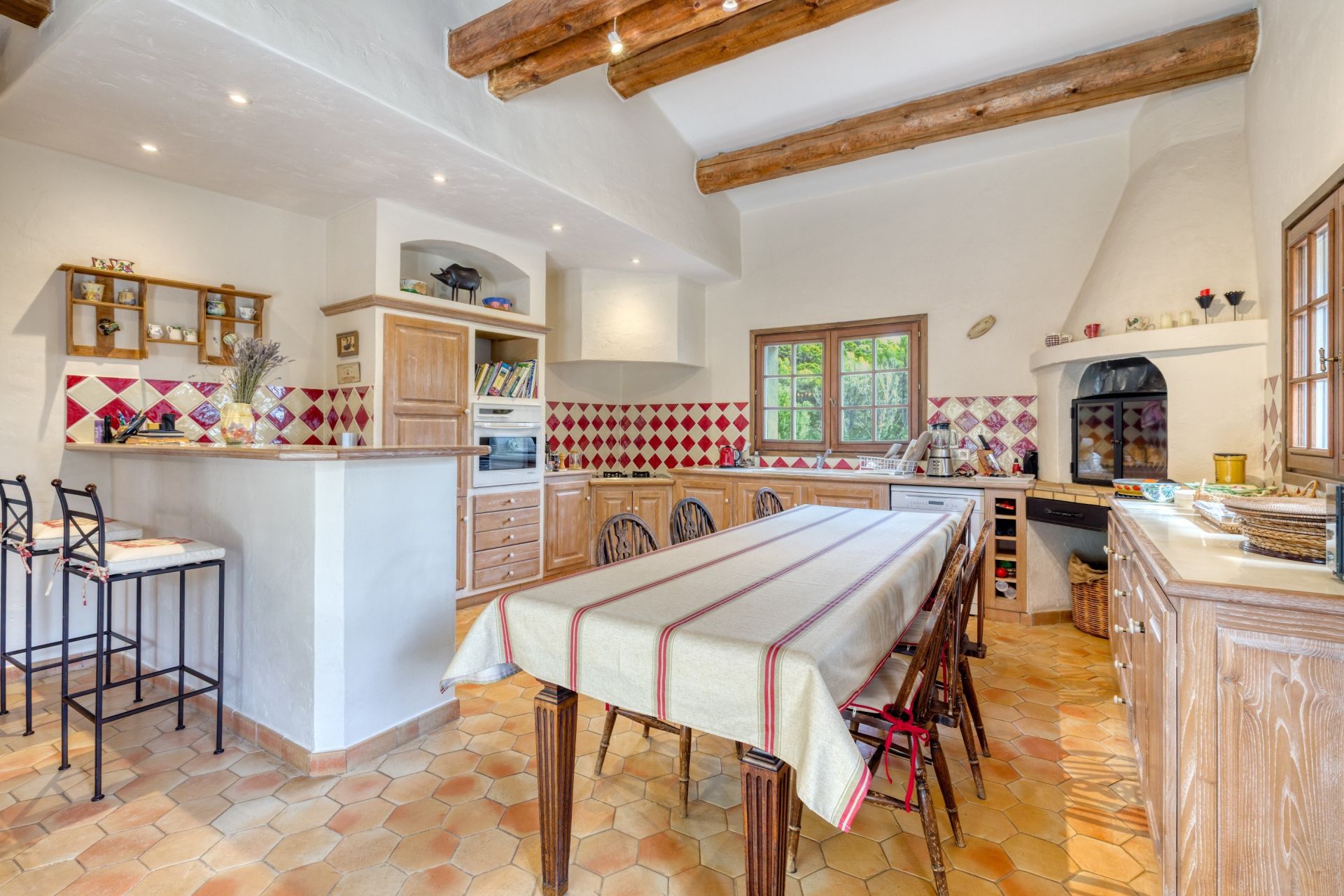 luxury property 10 Rooms for sale on SALERNES (83690)