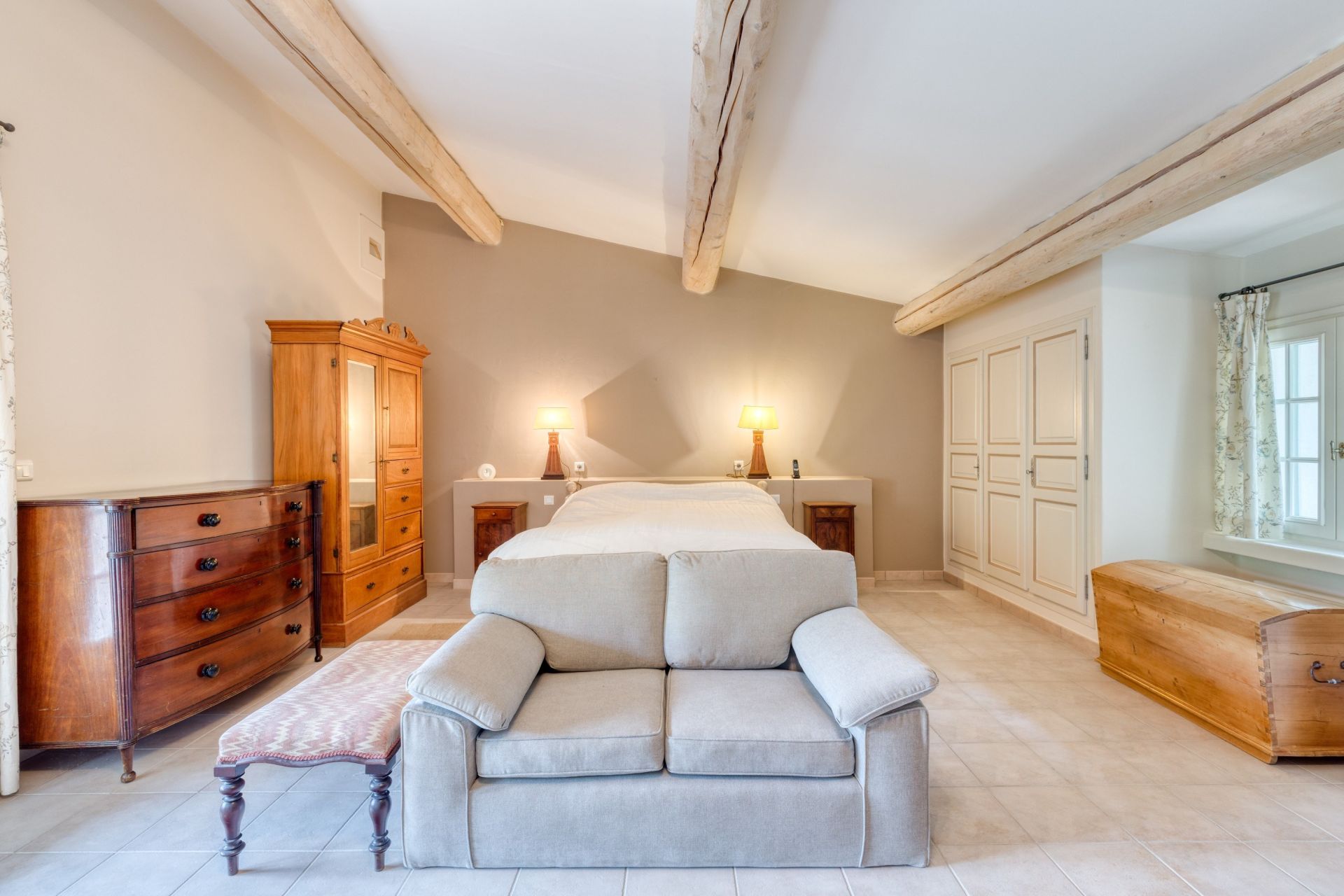 luxury property 10 Rooms for sale on SALERNES (83690)