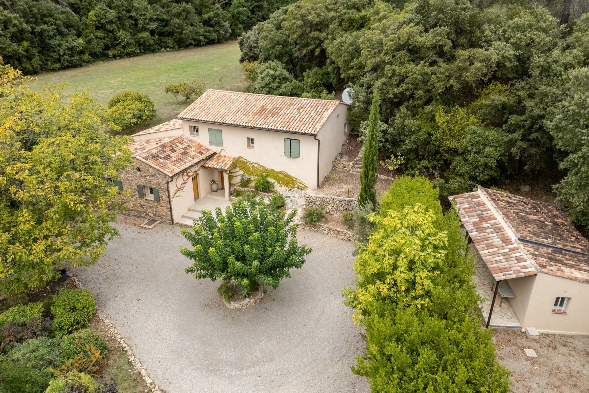 luxury property 10 Rooms for sale on SALERNES (83690)