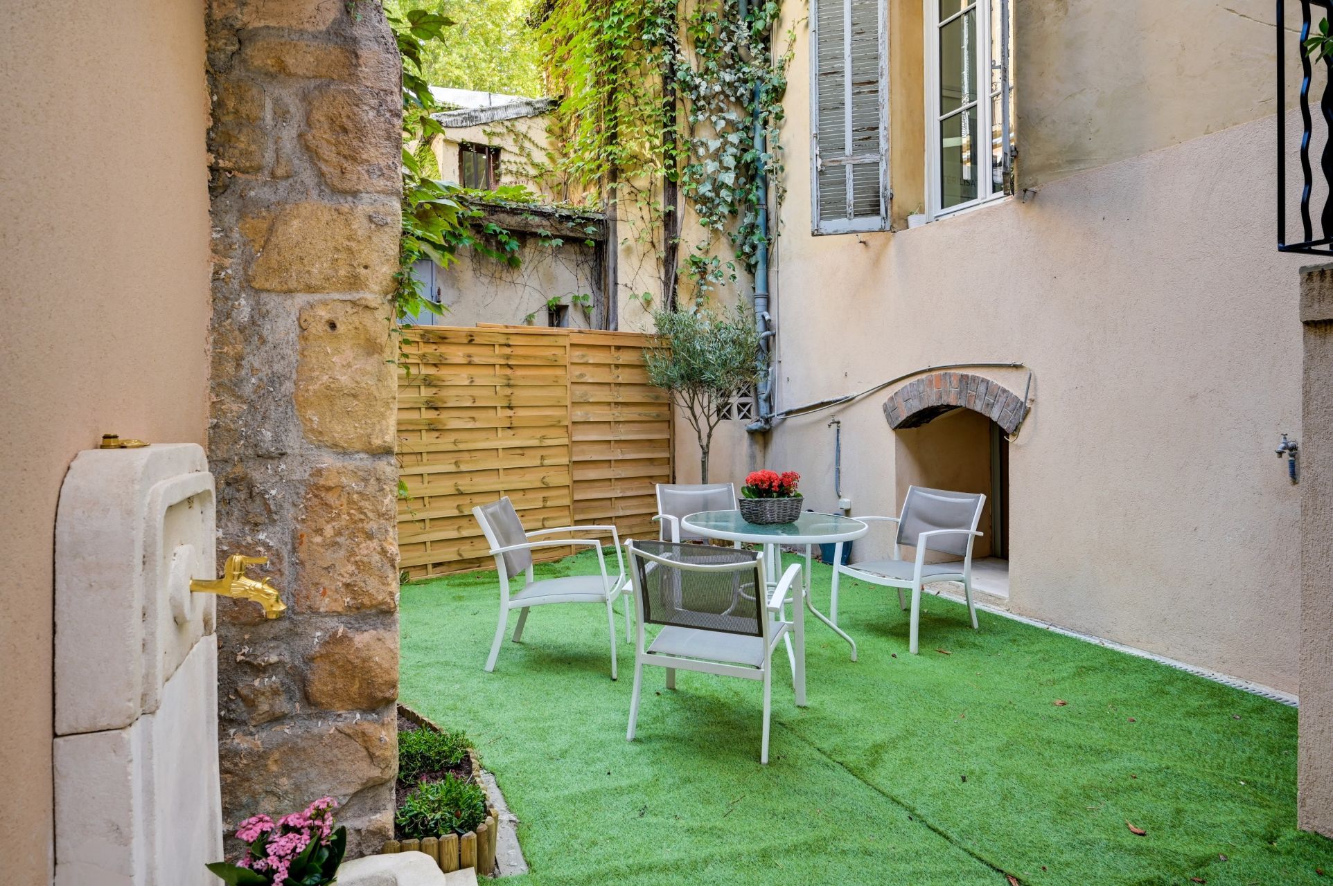 luxury apartment 4 Rooms for sale on AIX EN PROVENCE (13100)