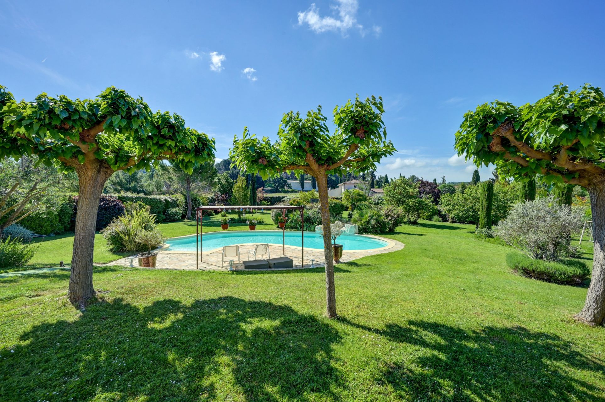 luxury house 10 Rooms for sale on BOUC BEL AIR (13320)