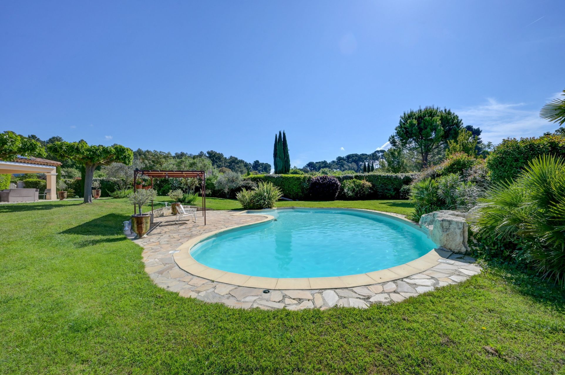 luxury house 10 Rooms for sale on BOUC BEL AIR (13320)