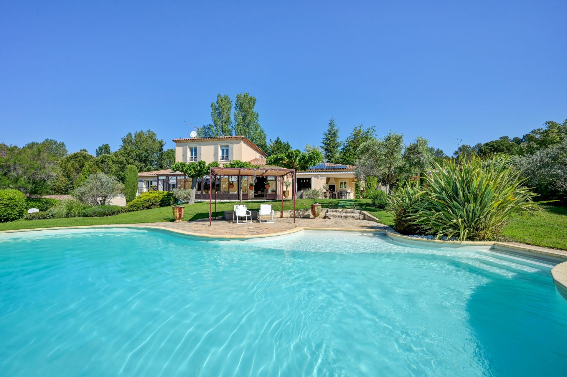 luxury house 10 Rooms for sale on BOUC BEL AIR (13320)