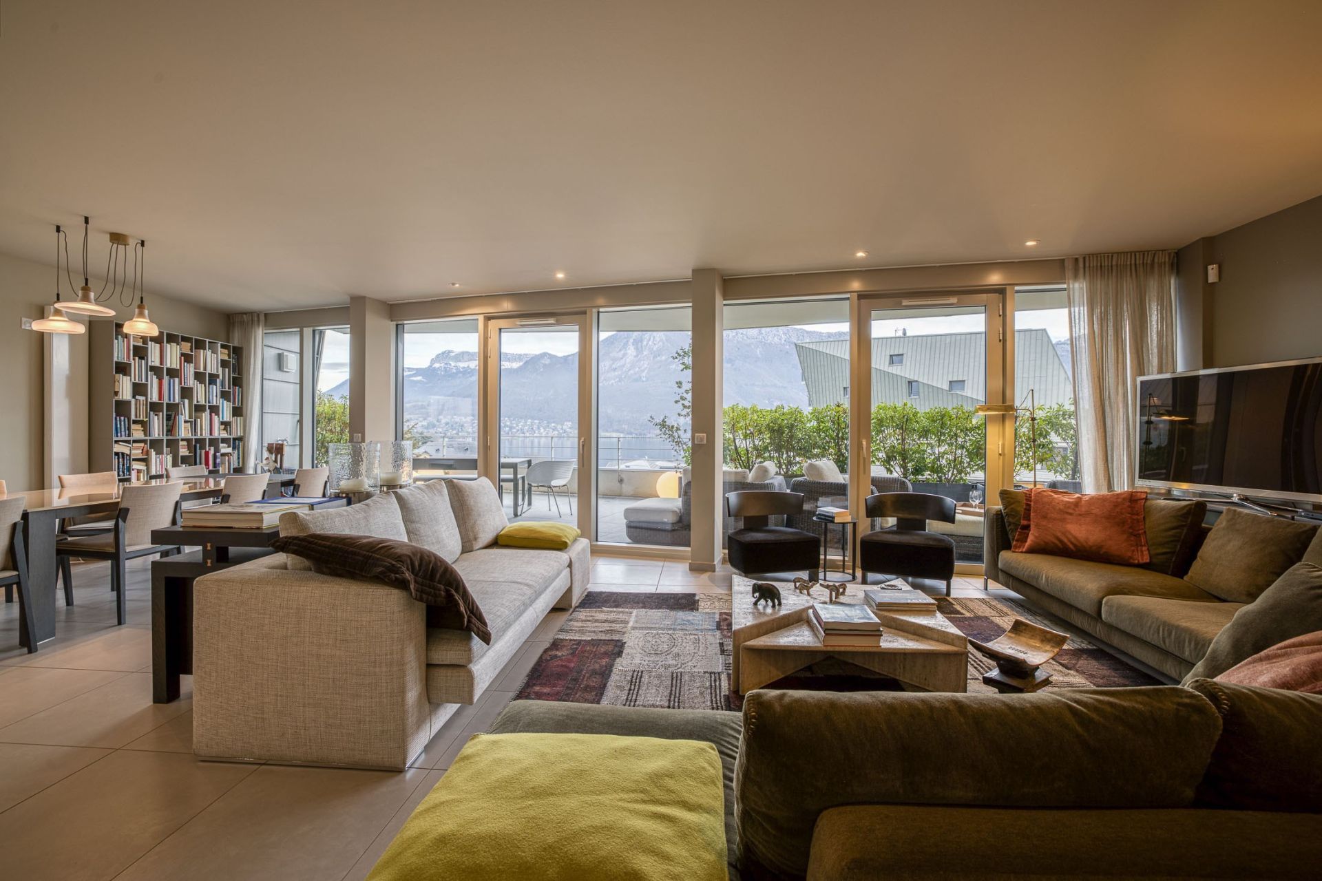 luxury apartment 5 Rooms for sale on ANNECY (74000)