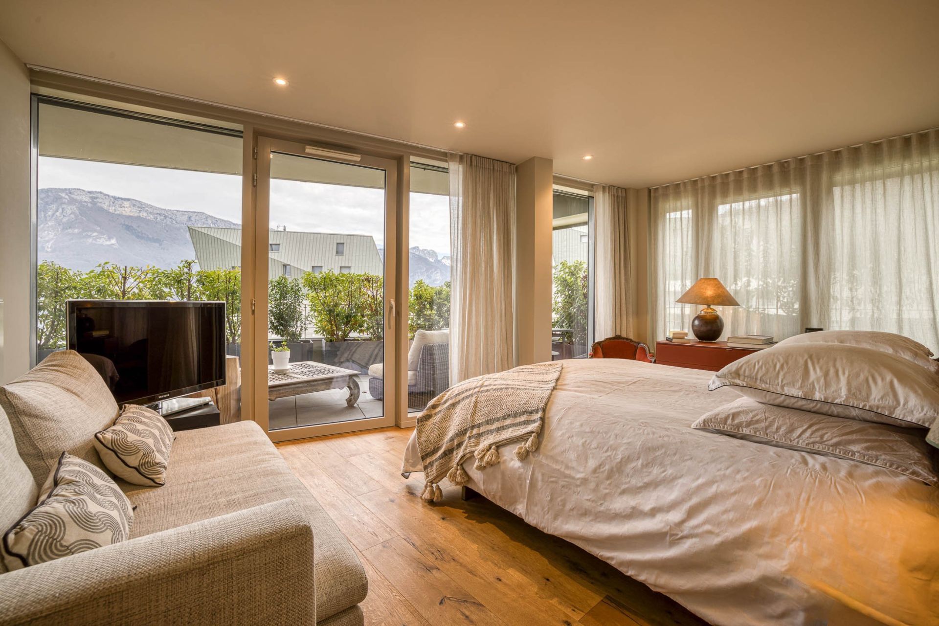 luxury apartment 5 Rooms for sale on ANNECY (74000)