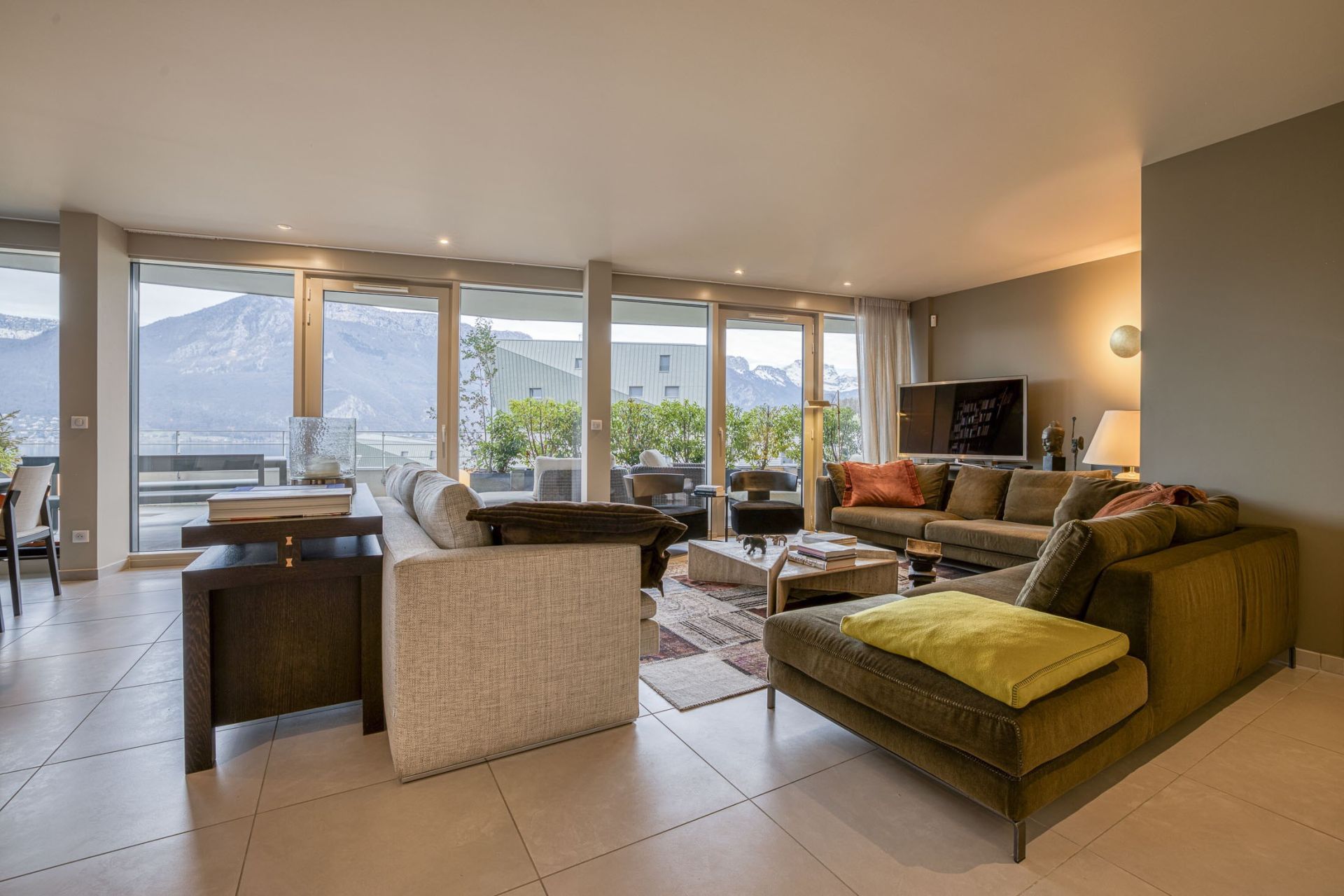 luxury apartment 5 Rooms for sale on ANNECY (74000)