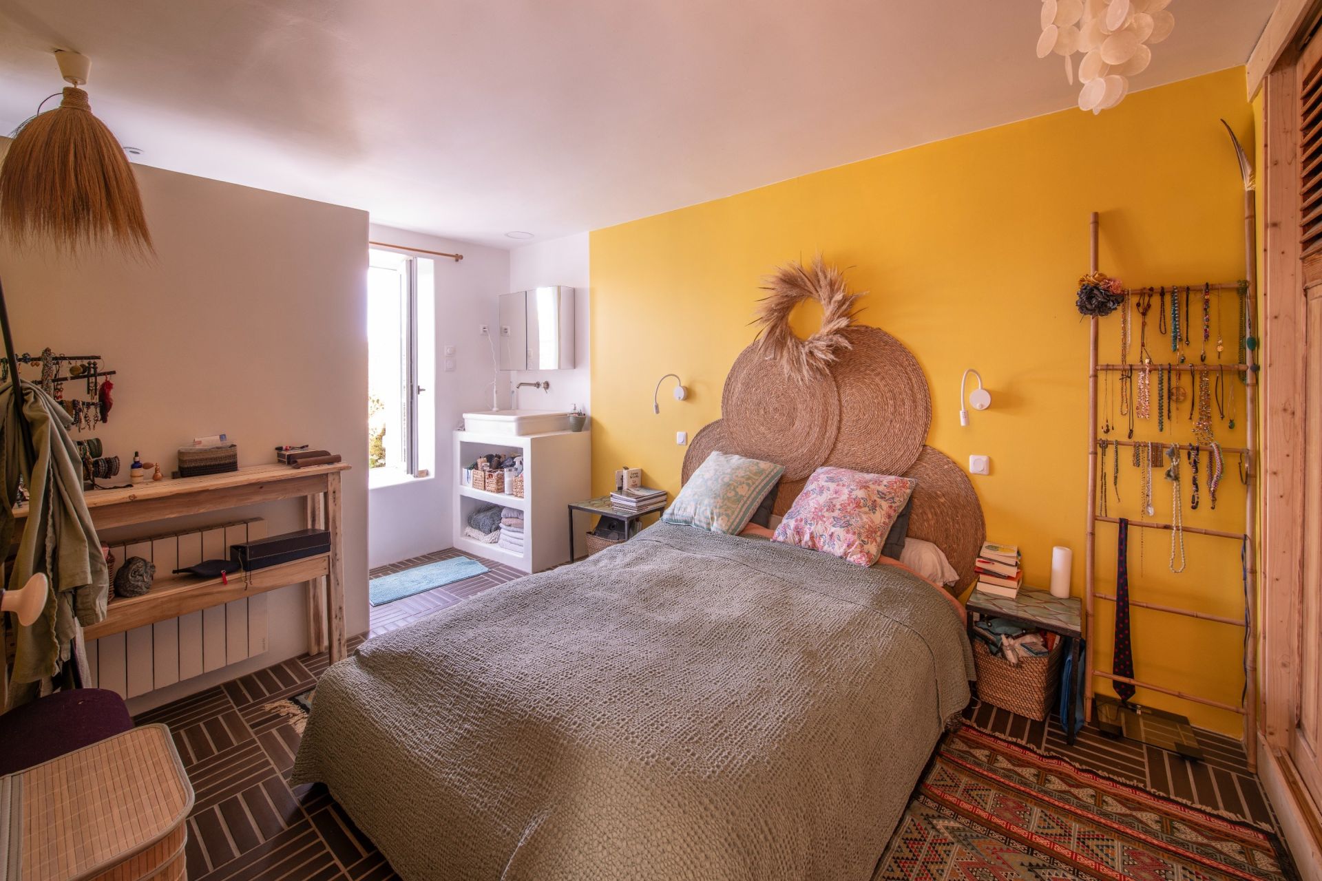 luxury house 8 Rooms for sale on L EPINE (85740)