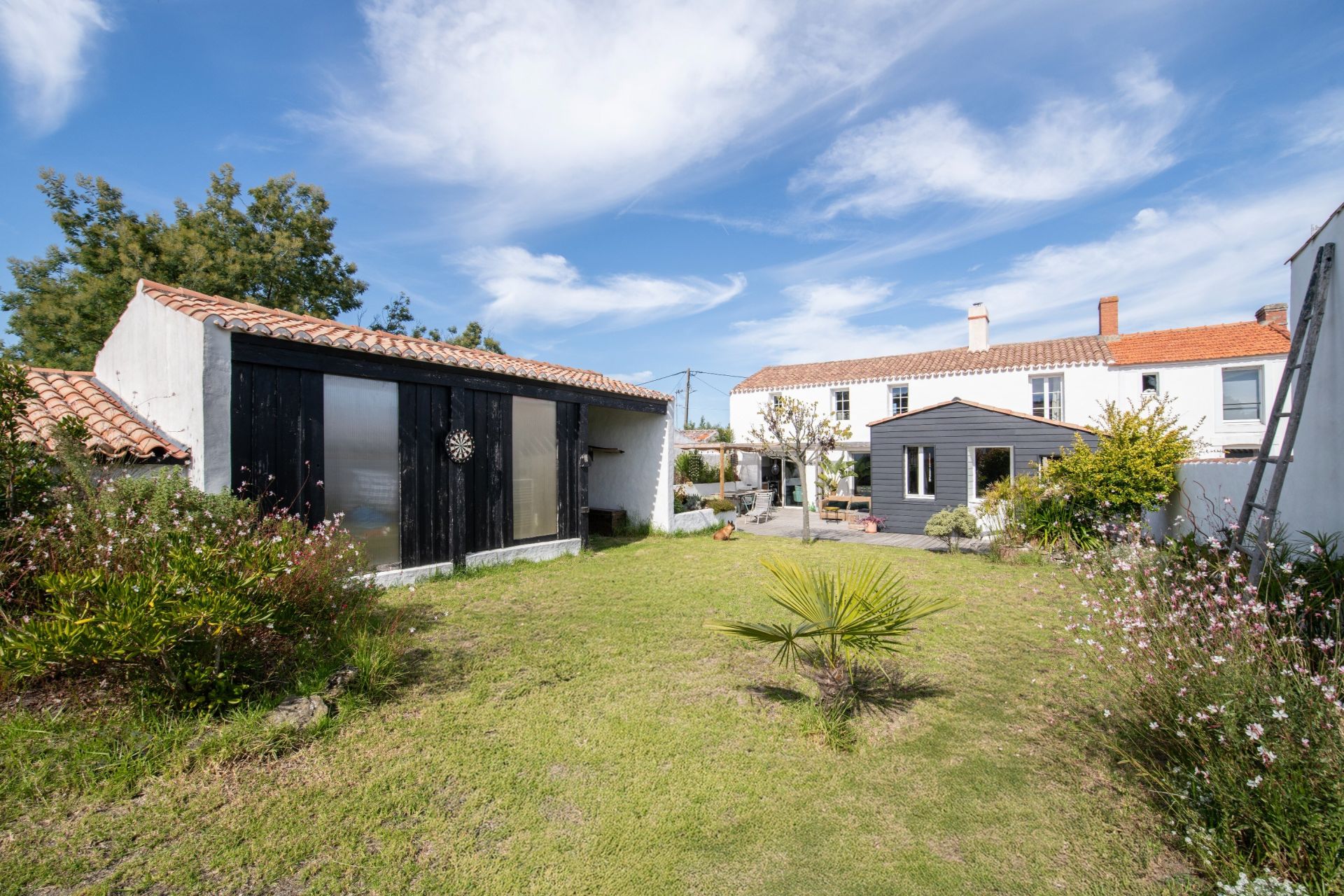 luxury house 8 Rooms for sale on L EPINE (85740)