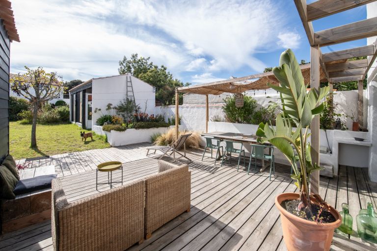 luxury house 8 Rooms for sale on L EPINE (85740)