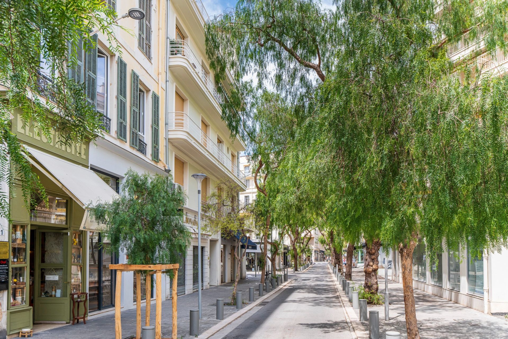 luxury apartment 4 Rooms for sale on NICE (06000)