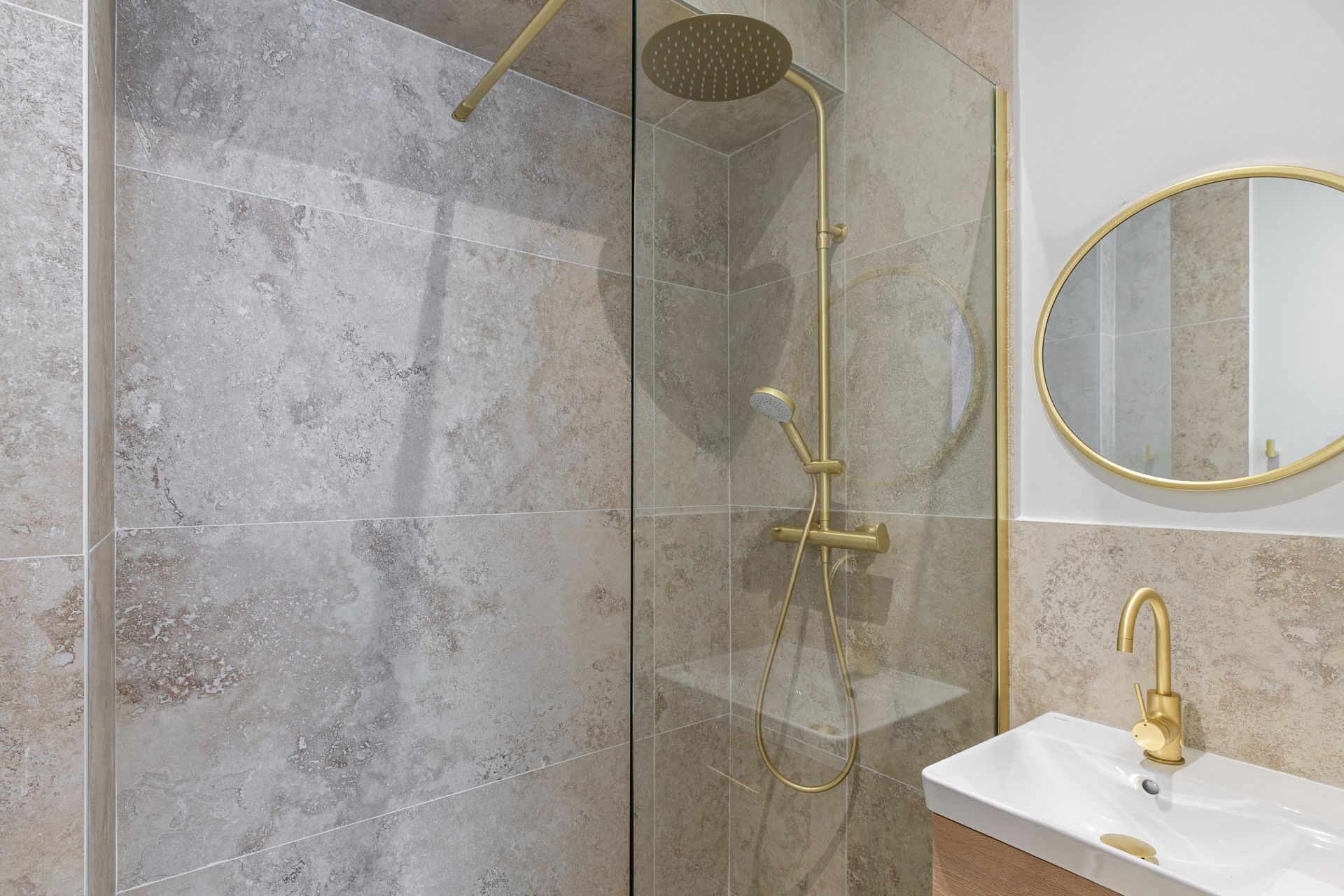 luxury apartment 4 Rooms for sale on NICE (06000)