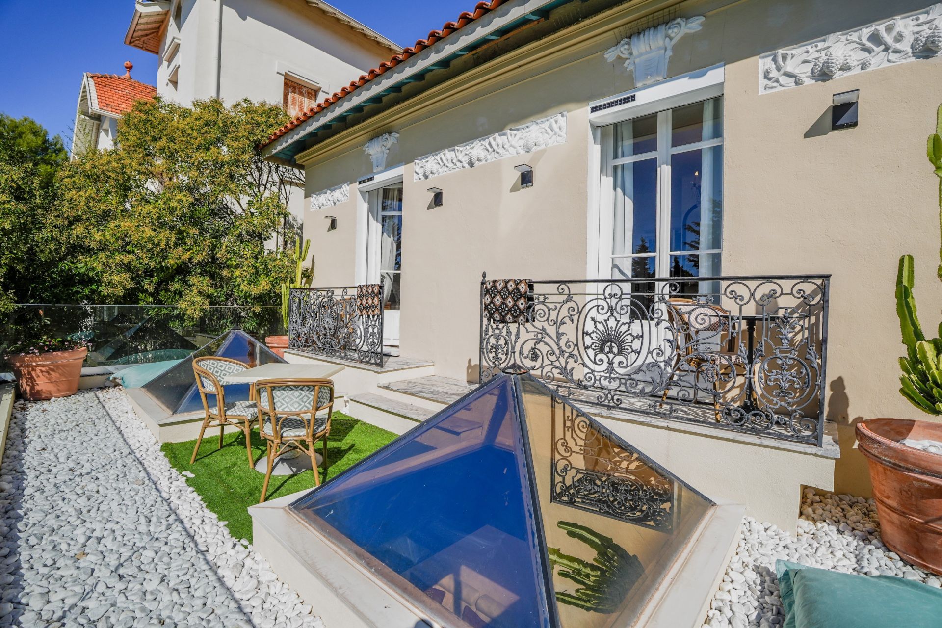 luxury villa 6 Rooms for sale on LE CANNET (06110)