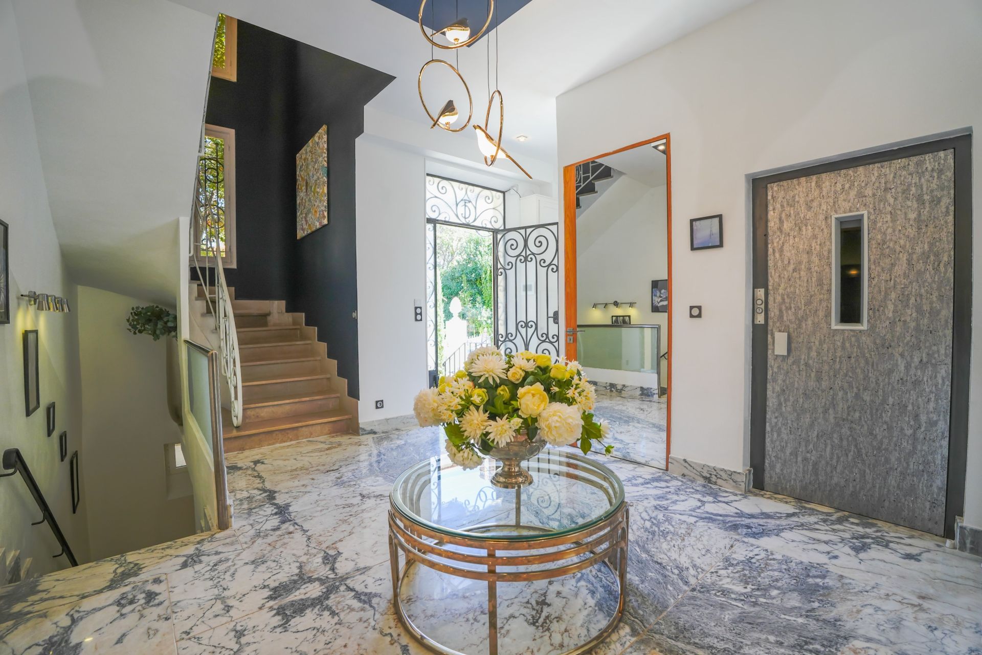 luxury villa 6 Rooms for sale on LE CANNET (06110)