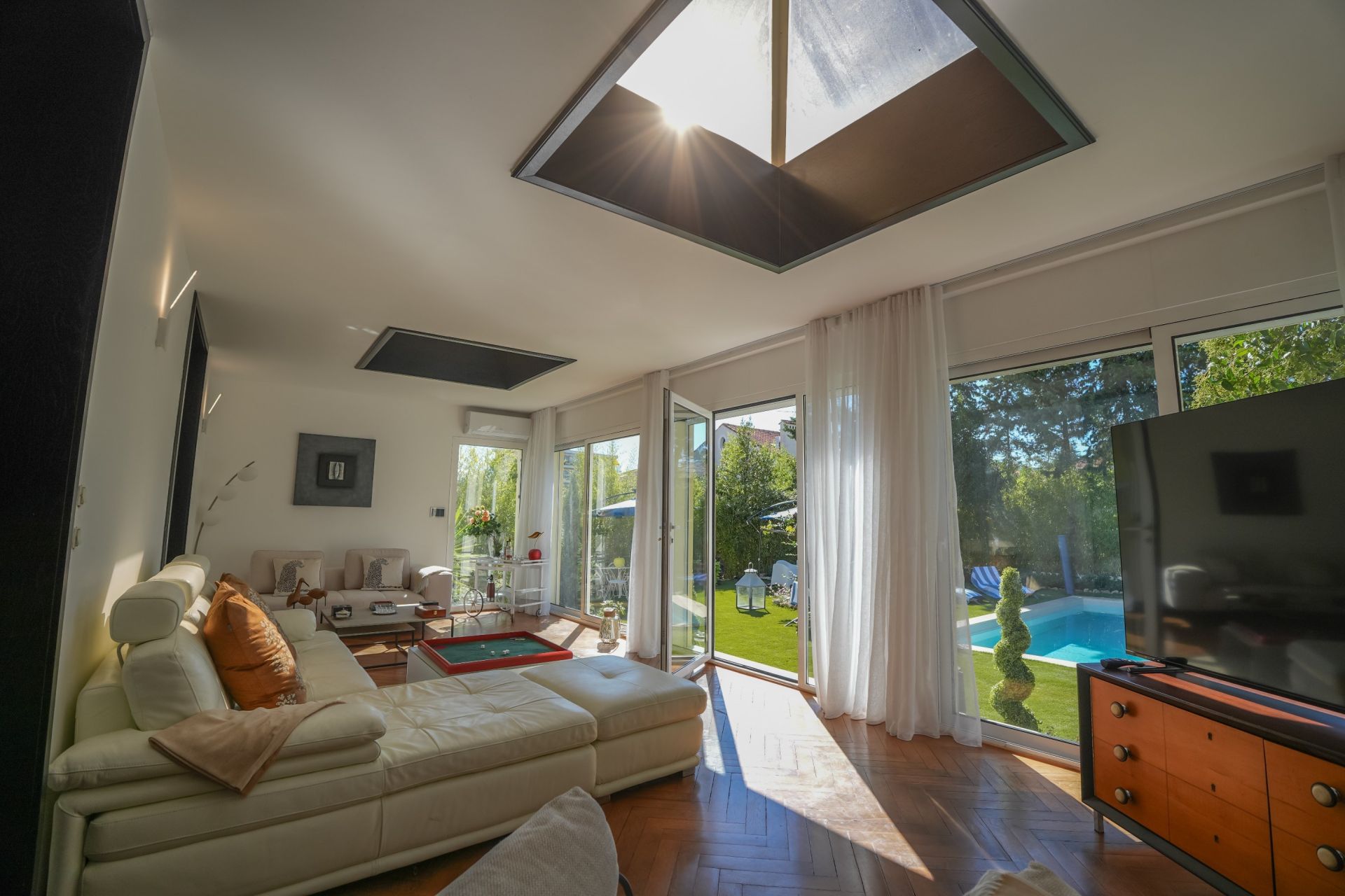 luxury villa 6 Rooms for sale on LE CANNET (06110)