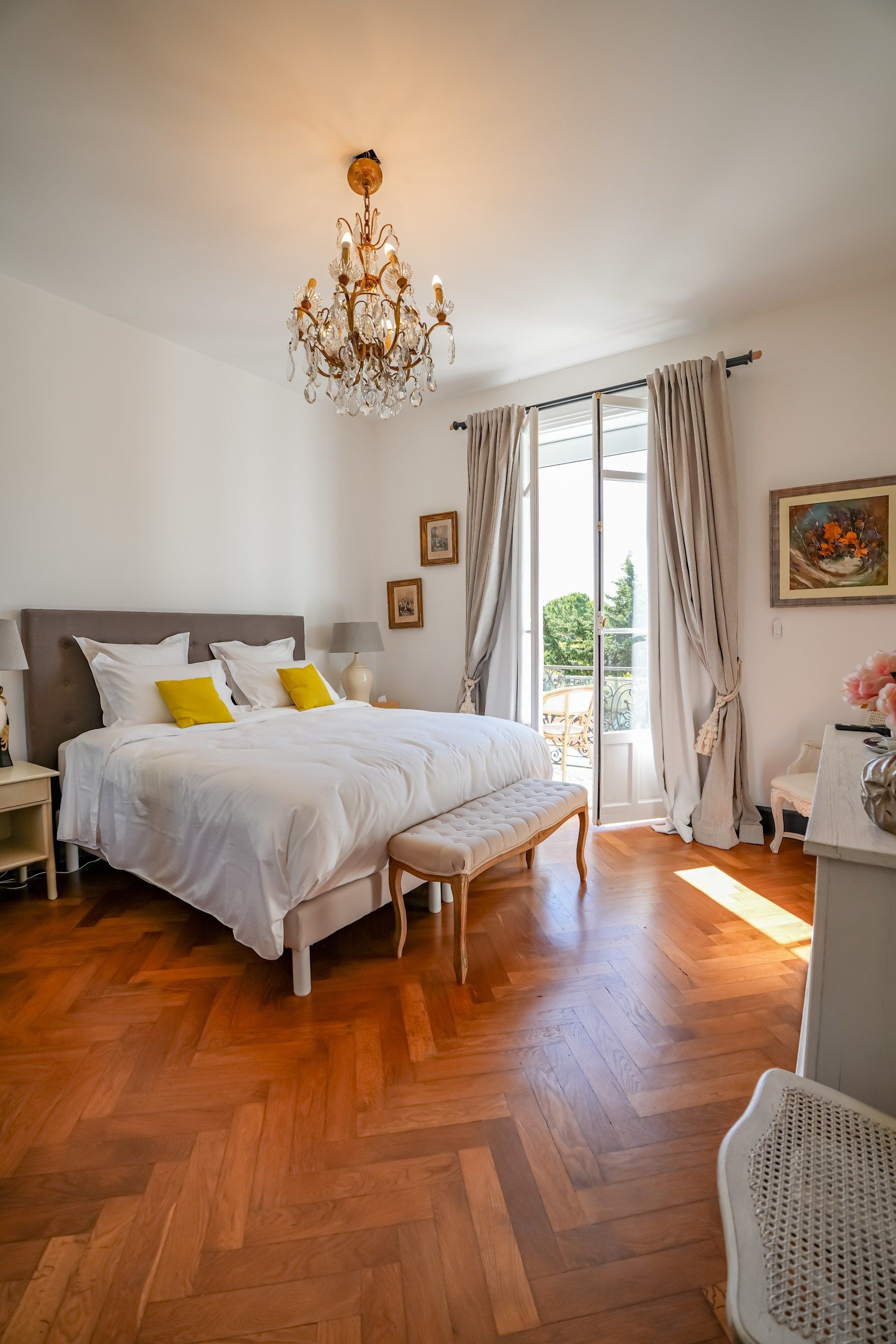 luxury villa 6 Rooms for sale on LE CANNET (06110)
