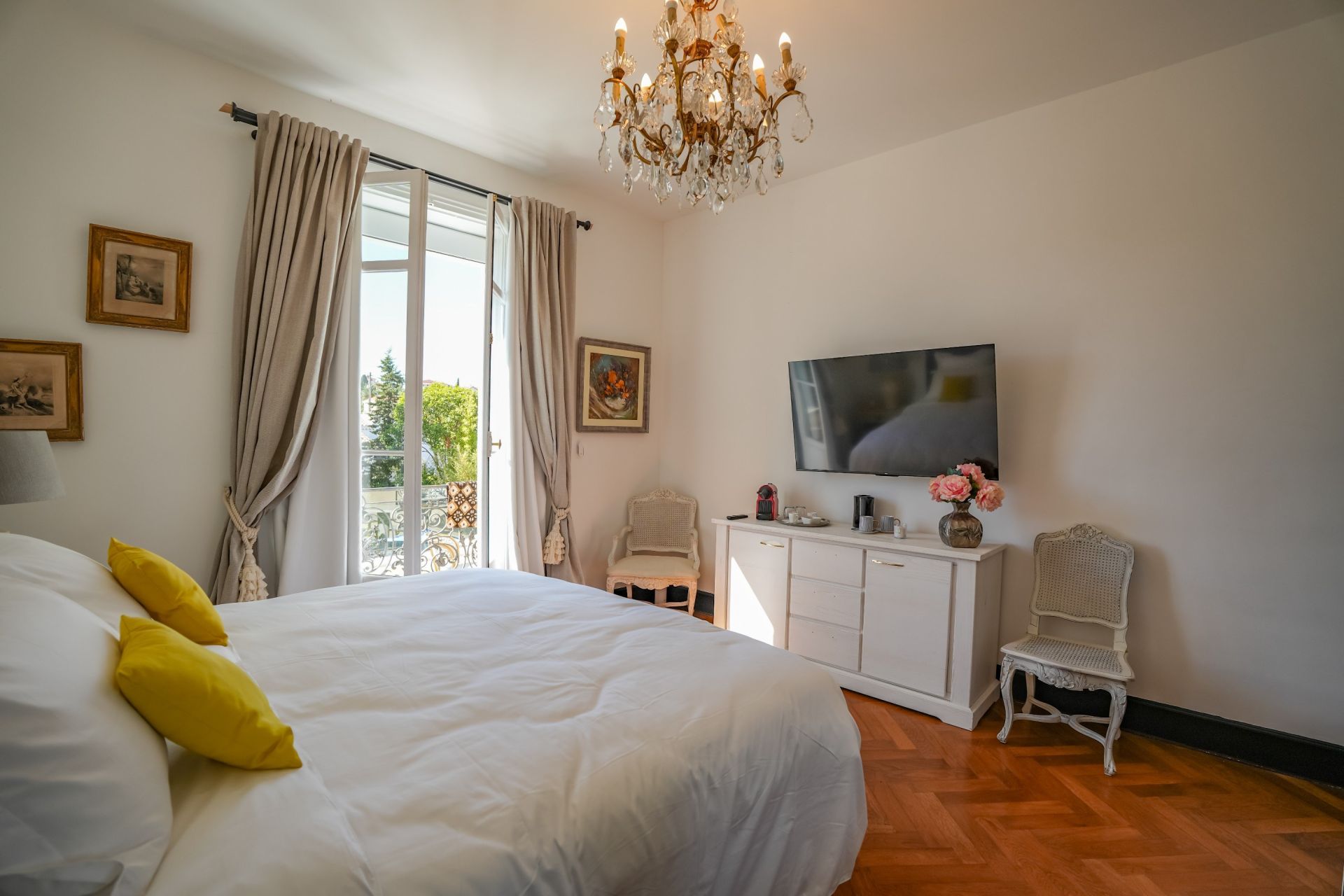 luxury villa 6 Rooms for sale on LE CANNET (06110)