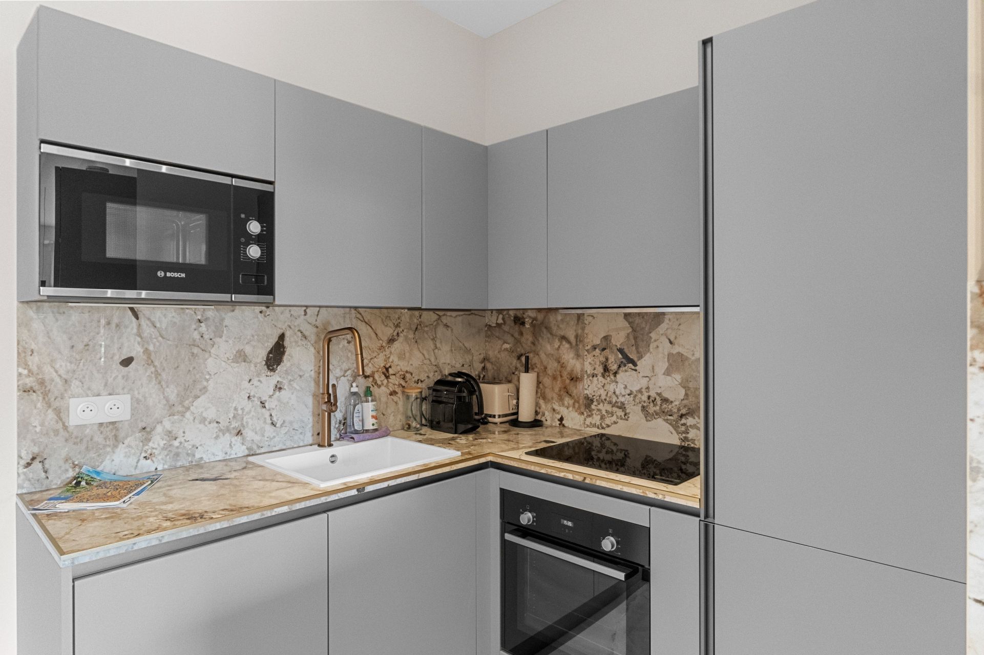 luxury apartment 3 Rooms for sale on CANNES (06400)